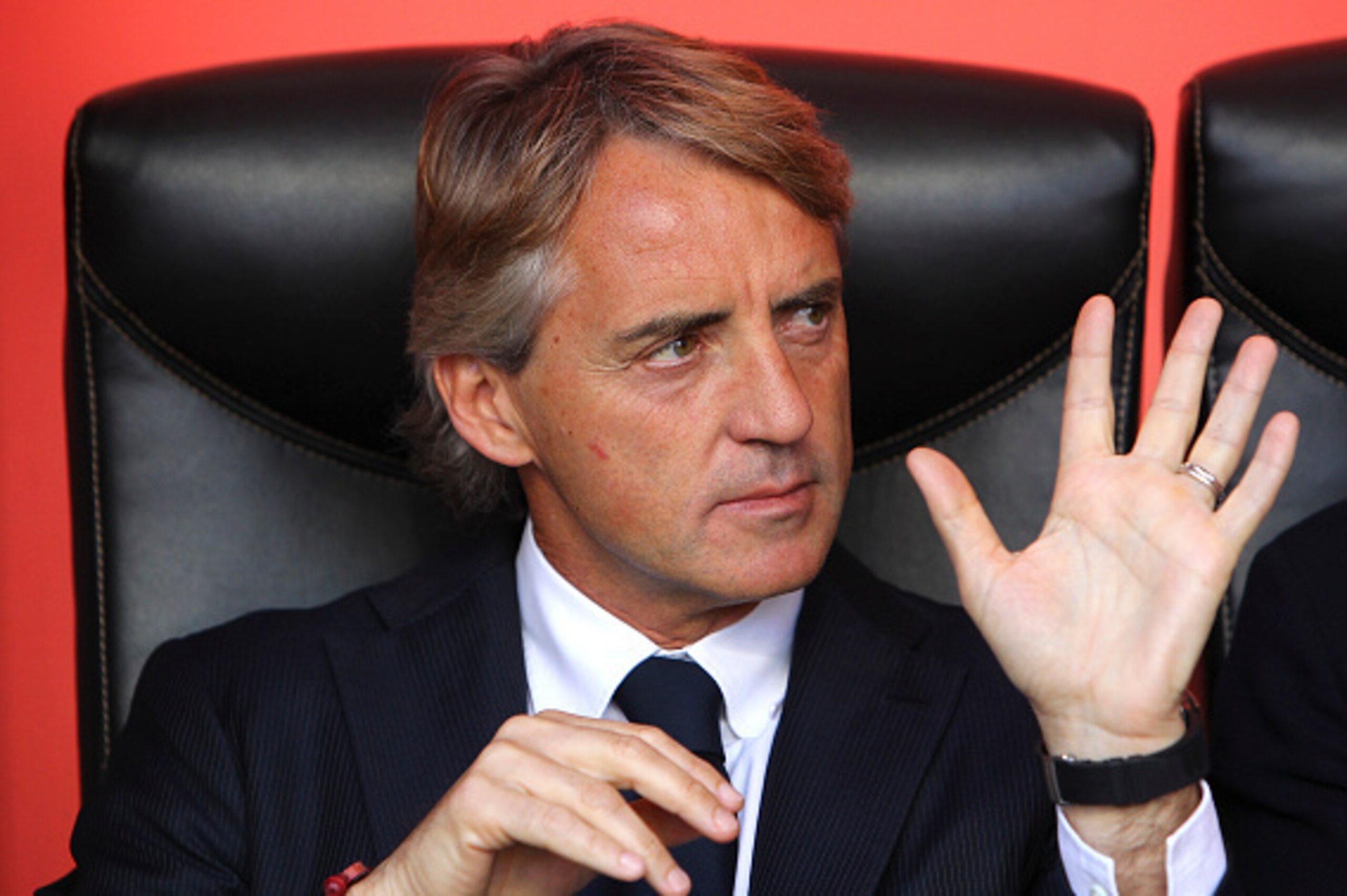 MILAN, ITALY - MAY 16:  FC Internazionale Milano coach Roberto Mancini gestures before the Serie A match between FC Internazionale Milano and Juventus FC at Stadio Giuseppe Meazza on May 16, 2015 in Milan, Italy.  (Photo by Marco Luzzani/Getty Images)