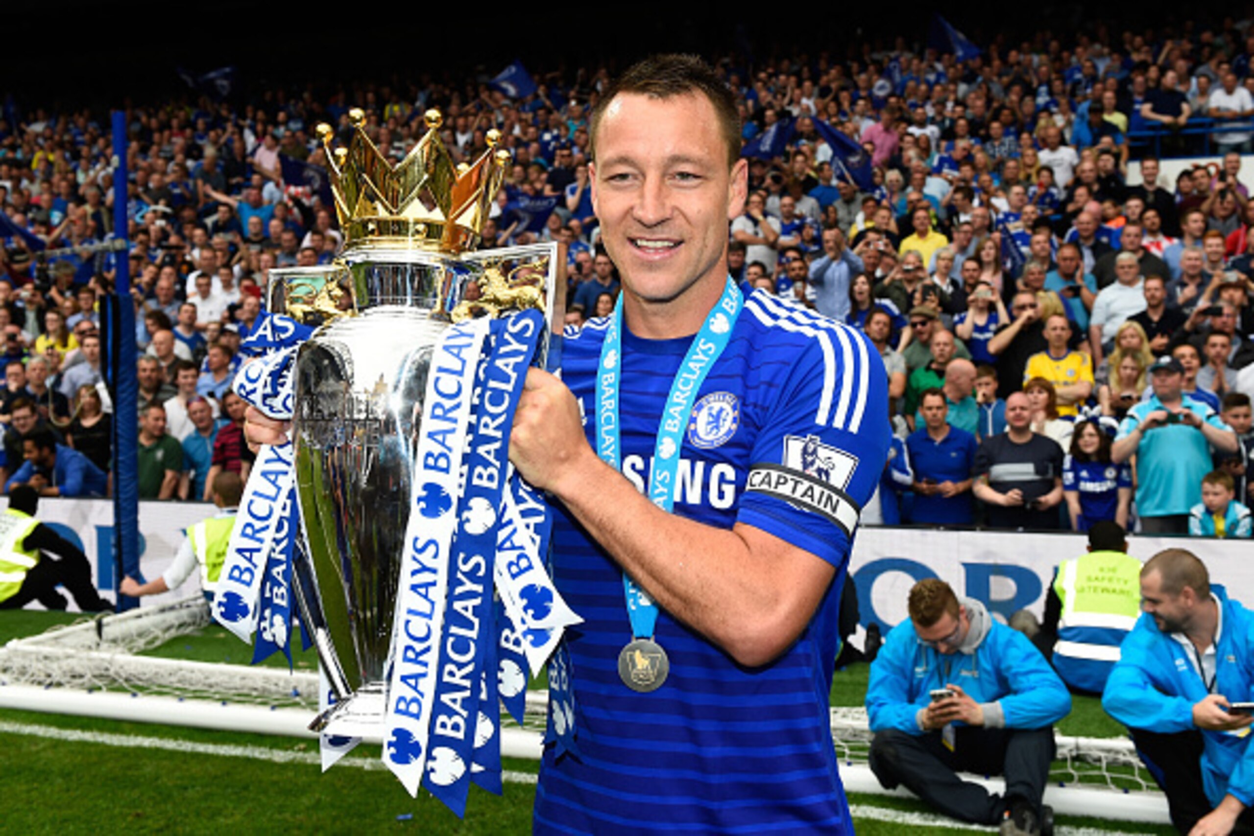 LONDON, ENGLAND - MAY 24:  John Terry of Chelsea celebrates with the trophy after the Barclays Premier League match between Chelsea and Sunderland at Stamford Bridge on May 24, 2015 in London, England. Chelsea were crowned Premier League champions.  (Phot