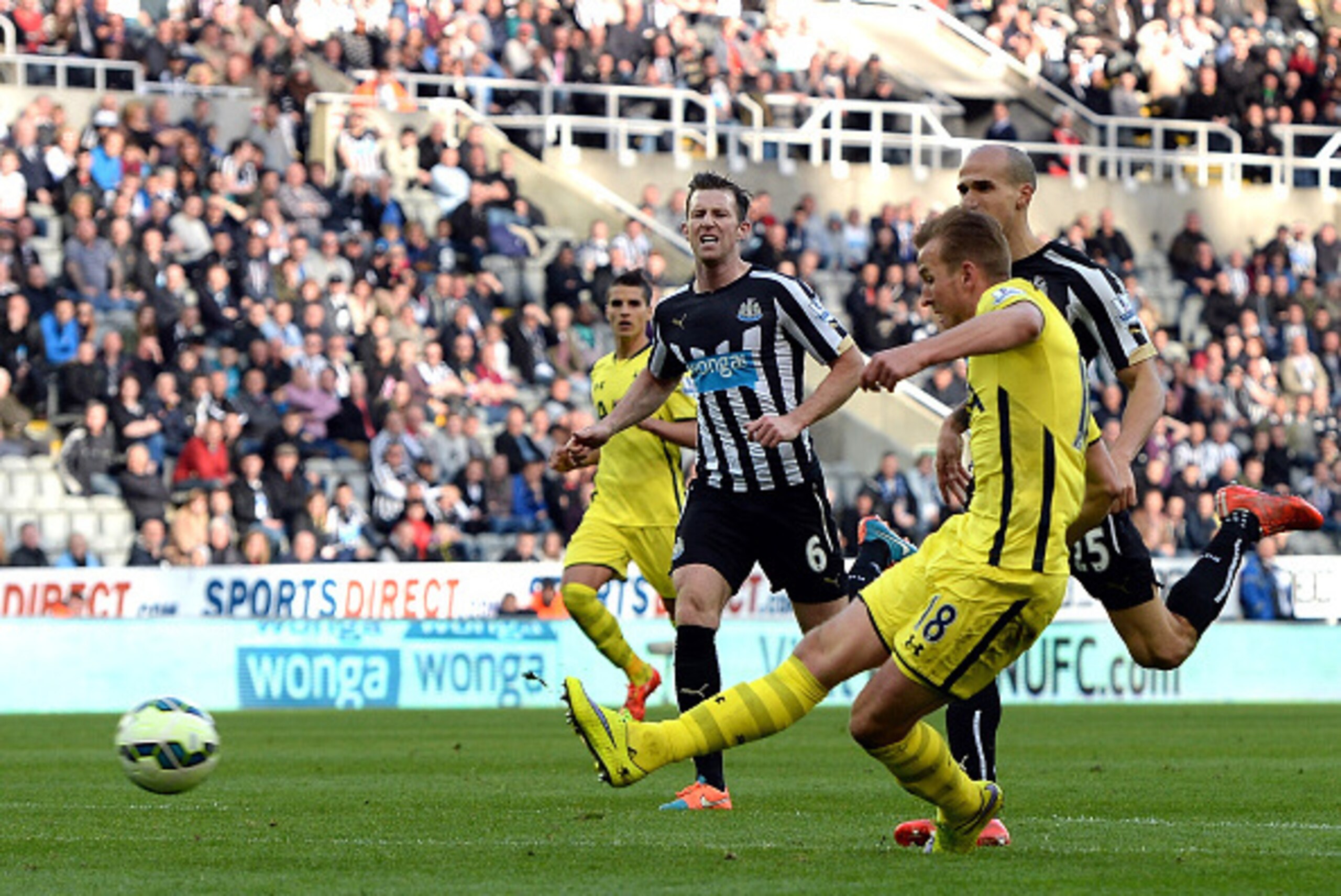 NEWCASTLE UPON TYNE, ENGLAND - APRIL 19: Harry Kane of Spurs scores their third goal during the Barclays Premier League match between Newcastle United and Tottenham Hotspur at St James' Park on April 19, 2015 in Newcastle upon Tyne, England.  (Photo by Ni