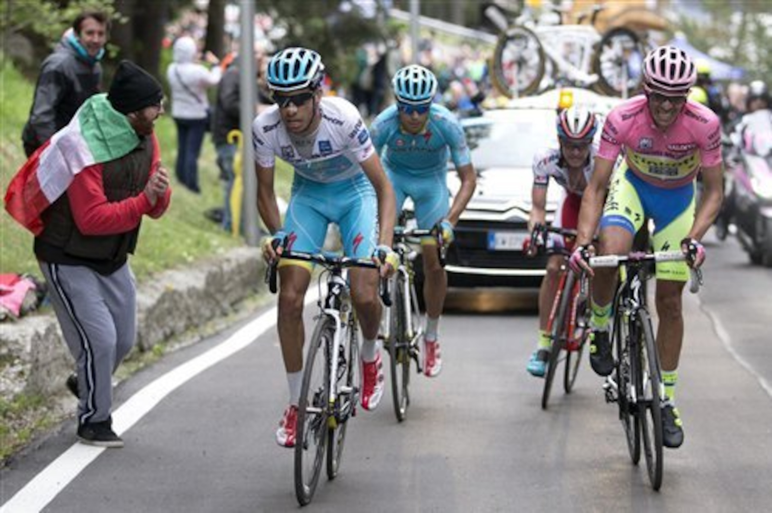 Aru leapfrogged Landa after this victory. Aru leapfrogged Landa after this victory.