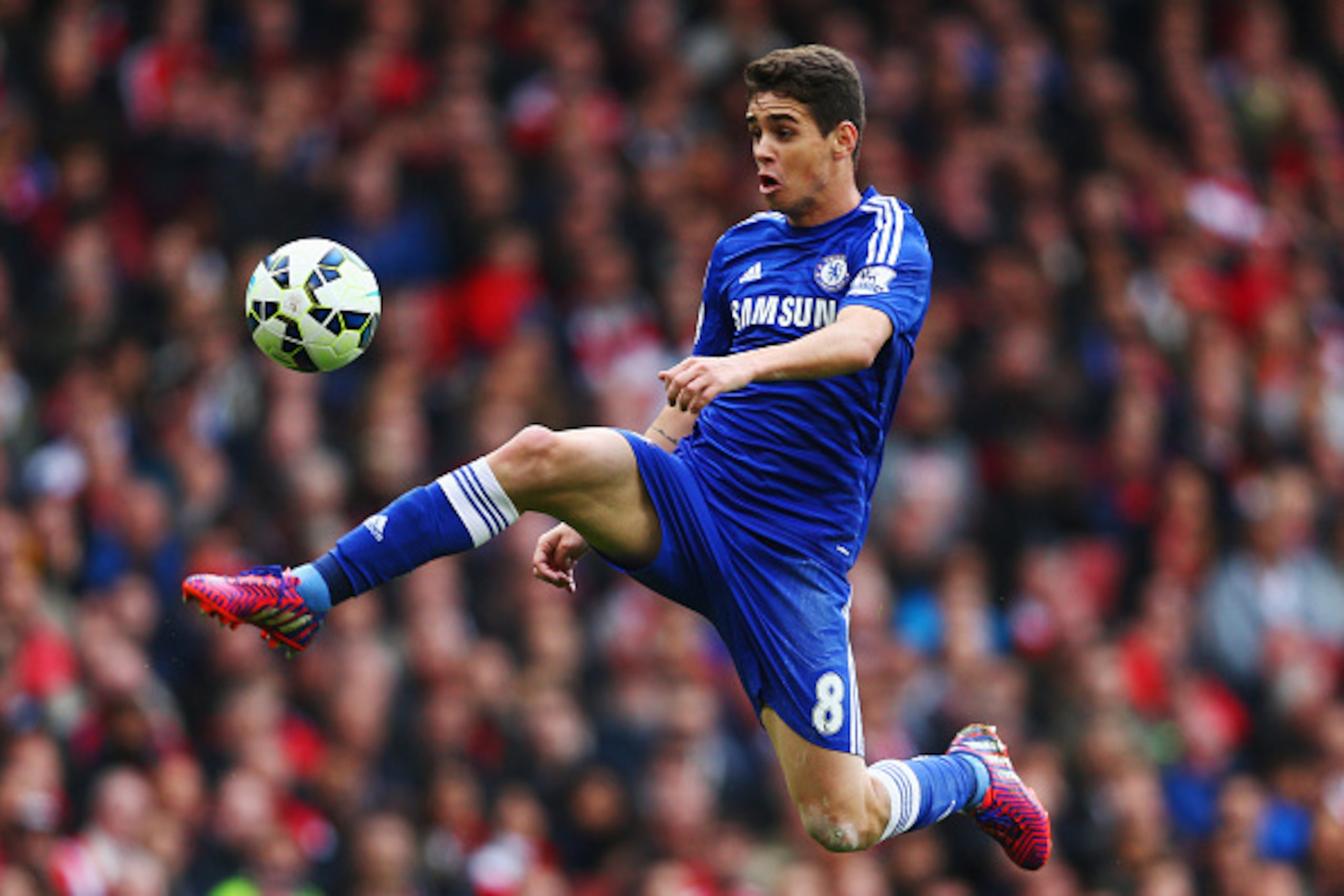 LONDON, ENGLAND - APRIL 26:  Oscar of Chelsea controls the ball during the Barclays Premier League match between Arsenal and Chelsea at Emirates Stadium on April 26, 2015 in London, England.  (Photo by Paul Gilham/Getty Images)