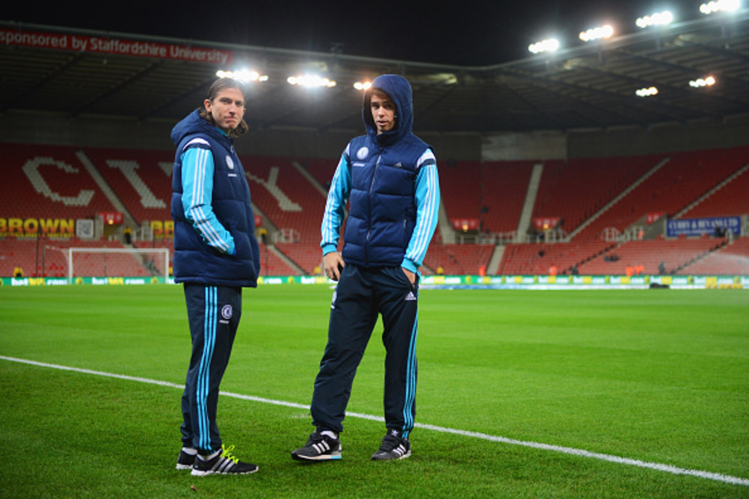 STOKE ON TRENT, ENGLAND - DECEMBER 22:  Filipe Luis (L) and Oscar of Chelsea in discussion pitchside prior to the Barclays Premier League match between Stoke City and Chelsea at Britannia Stadium on December 22, 2014 in Stoke on Trent, England.  (Photo by