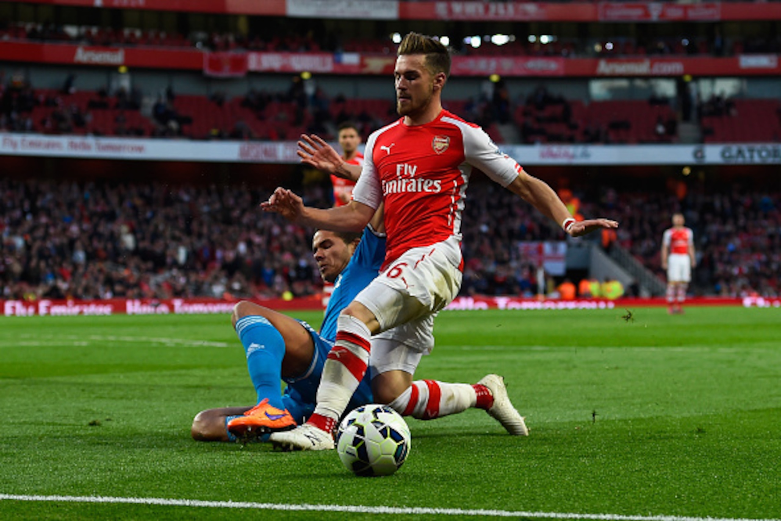 LONDON, ENGLAND - MAY 20:  Jack Rodwell of Sunderland tackles Aaron Ramsey of Arsenal during the Barclays Premier League match between Arsenal and Sunderland at Emirates Stadium on May 20, 2015 in London, England.  (Photo by Mike Hewitt/Getty Images)