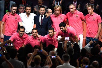 BARCELONA, SPAIN - AUGUST 18:  (Back row L-R) Thomas Vermaelen, Head Coach Luis Enrique, President Josep Maria Bartomeu, Ivan Rakitic, Jeremy Mathieu and Marc-Andre Ter Stegen (Front row L-R) Claudio Bravo, Jordi Masip, Rafinha and Luis Suarez of FC Barce