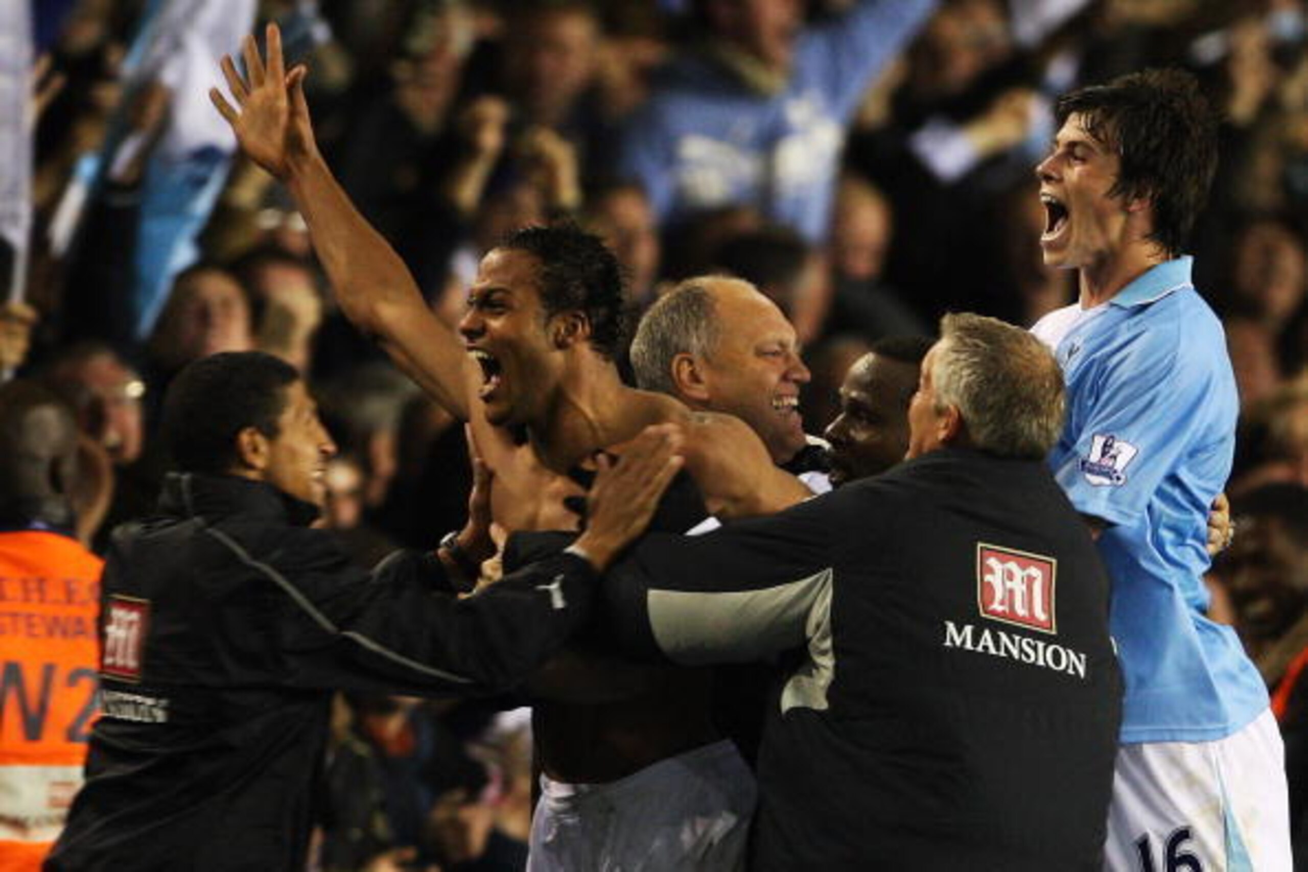 LONDON - OCTOBER 01: Younes Kaboul, Gareth Bale and Martin Jol, manager of Tottenham celebrate Kaboul's and Tottenham's fourth during the Barclays Premier League match between Tottenham Hotspur and Aston Villa at White Hart Lane on October 1, 2007 in Lond LONDON - OCTOBER 01: Younes Kaboul, Gareth Bale and Martin Jol, manager of Tottenham celebrate Kaboul's and Tottenham's fourth during the Barclays Premier League match between Tottenham Hotspur and Aston Villa at White Hart Lane on October 1, 2007 in Lond