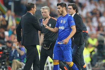 MADRID, SPAIN - MAY 13:  Alvaro Morata of Juventus shakes hands with Massimiliano Allegri the head coach of Juventus after he is substituted in the second half during the UEFA Champions League Semi Final, second leg match between Real Madrid and Juventus 