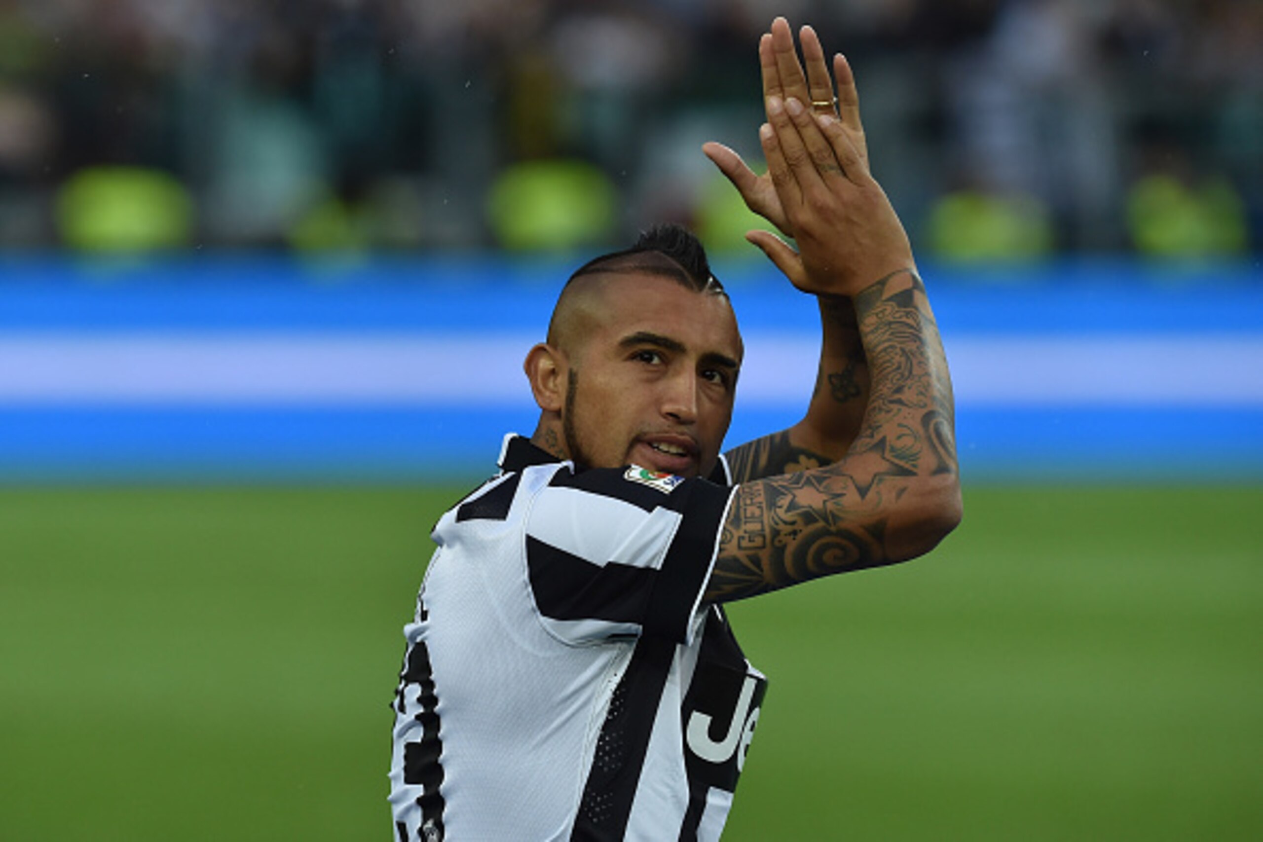 TURIN, ITALY - MAY 23: Arturo Vidal of Juventus FC salutes the fans at the end of the Serie A match between Juventus FC and SSC Napoli at Juventus Arena on May 23, 2015 in Turin, Italy. (Photo by Valerio Pennicino/Getty Images) TURIN, ITALY - MAY 23: Arturo Vidal of Juventus FC salutes the fans at the end of the Serie A match between Juventus FC and SSC Napoli at Juventus Arena on May 23, 2015 in Turin, Italy. (Photo by Valerio Pennicino/Getty Images)