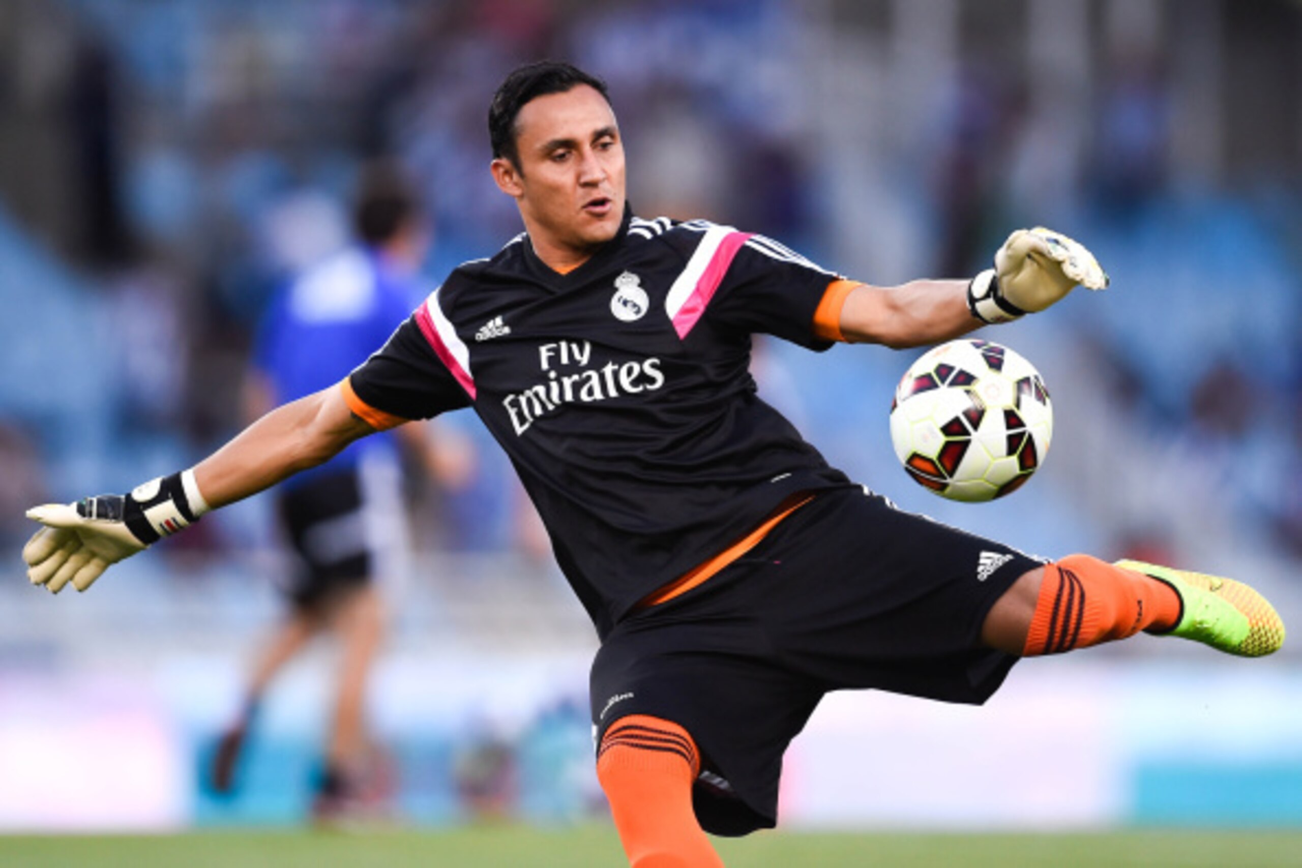 SAN SEBASTIAN, SPAIN - AUGUST 31: Keylor Navas of Real Madrid CF kicks the ball during the warm up prior to the La Liga match between Real Sociedad de Futbol and Real Madrid CF at Estadio Anoeta on August 31, 2014 in San Sebastian, Spain. (Photo by Davi SAN SEBASTIAN, SPAIN - AUGUST 31: Keylor Navas of Real Madrid CF kicks the ball during the warm up prior to the La Liga match between Real Sociedad de Futbol and Real Madrid CF at Estadio Anoeta on August 31, 2014 in San Sebastian, Spain. (Photo by Davi