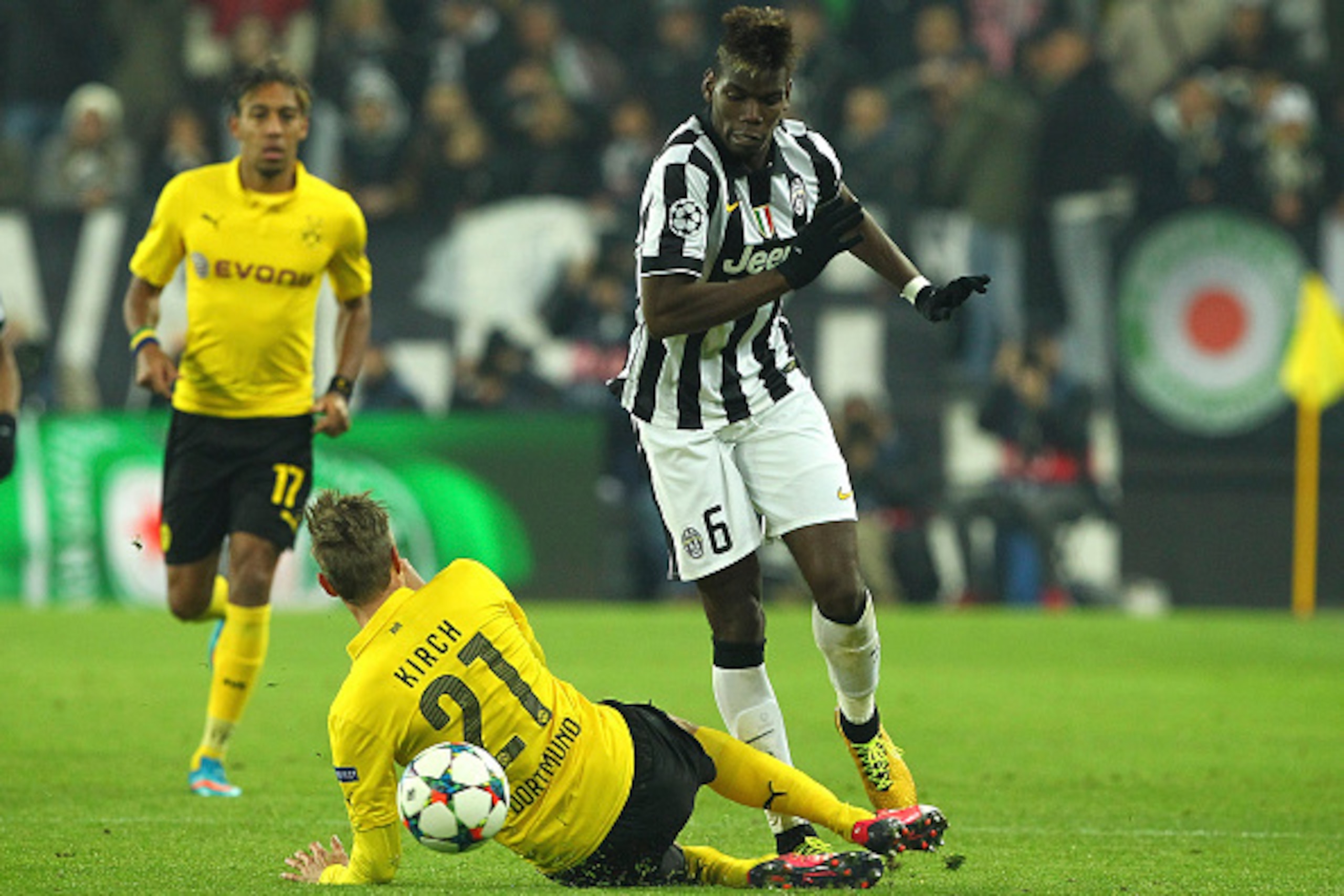 TURIN, ITALY - FEBRUARY 24:  Paul Pogba (R) of Borussia Dortmund competes for the ball with Oliver Kirch (L) of Juventus FC during the UEFA Champions League Round of 16 match between Juventus and Borussia Dortmund at Juventus Arena on February 24, 2015 in