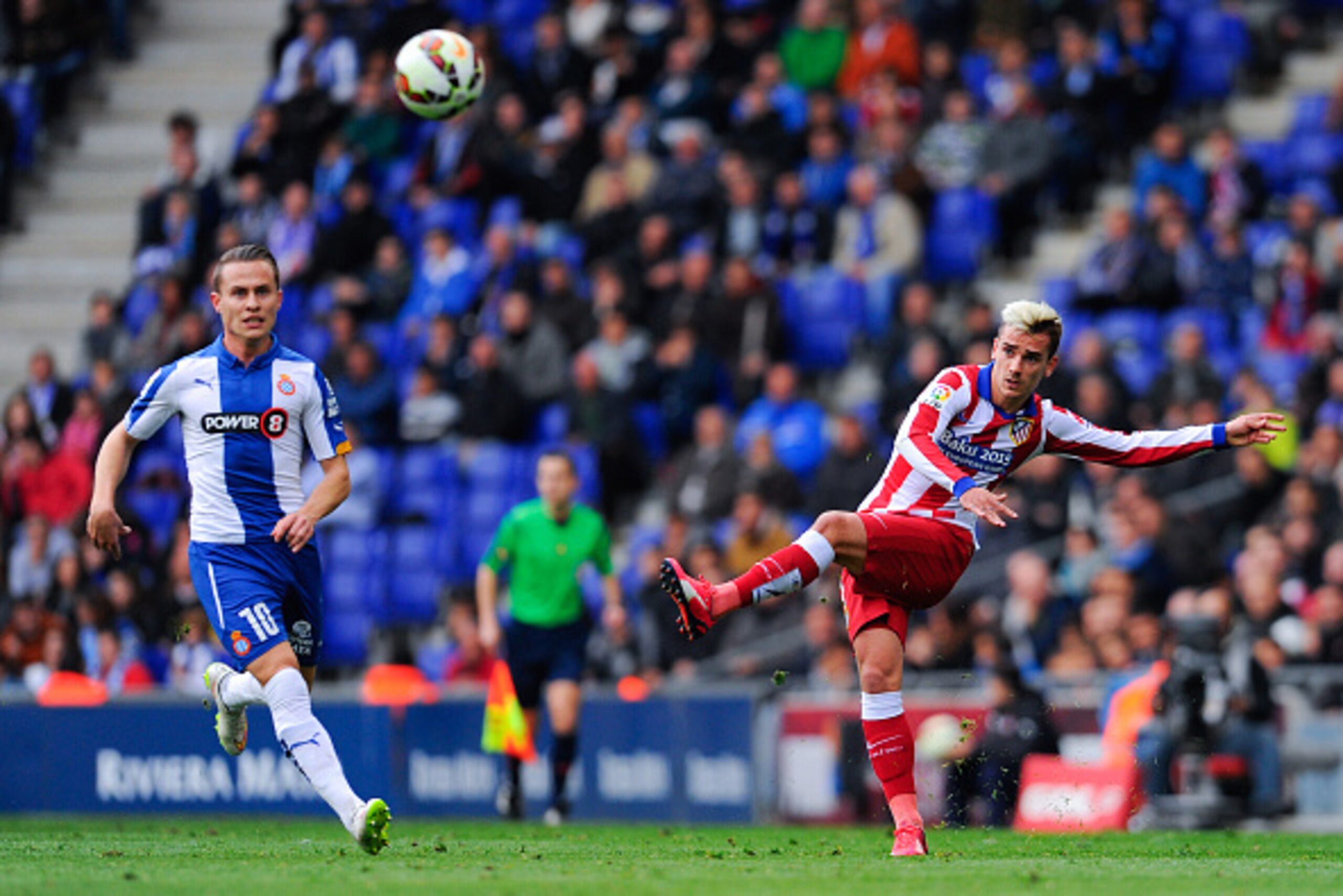 BARCELONA, SPAIN - MARCH 14:  Antoine Griezmann of Atletico de Madrid makes a long pass during the La Liga match between RCD Espanyol and Club Atletico de Madrid at Power 8 Stadium on March 14, 2015 in Barcelona, Spain.  (Photo by David Ramos/Getty Images