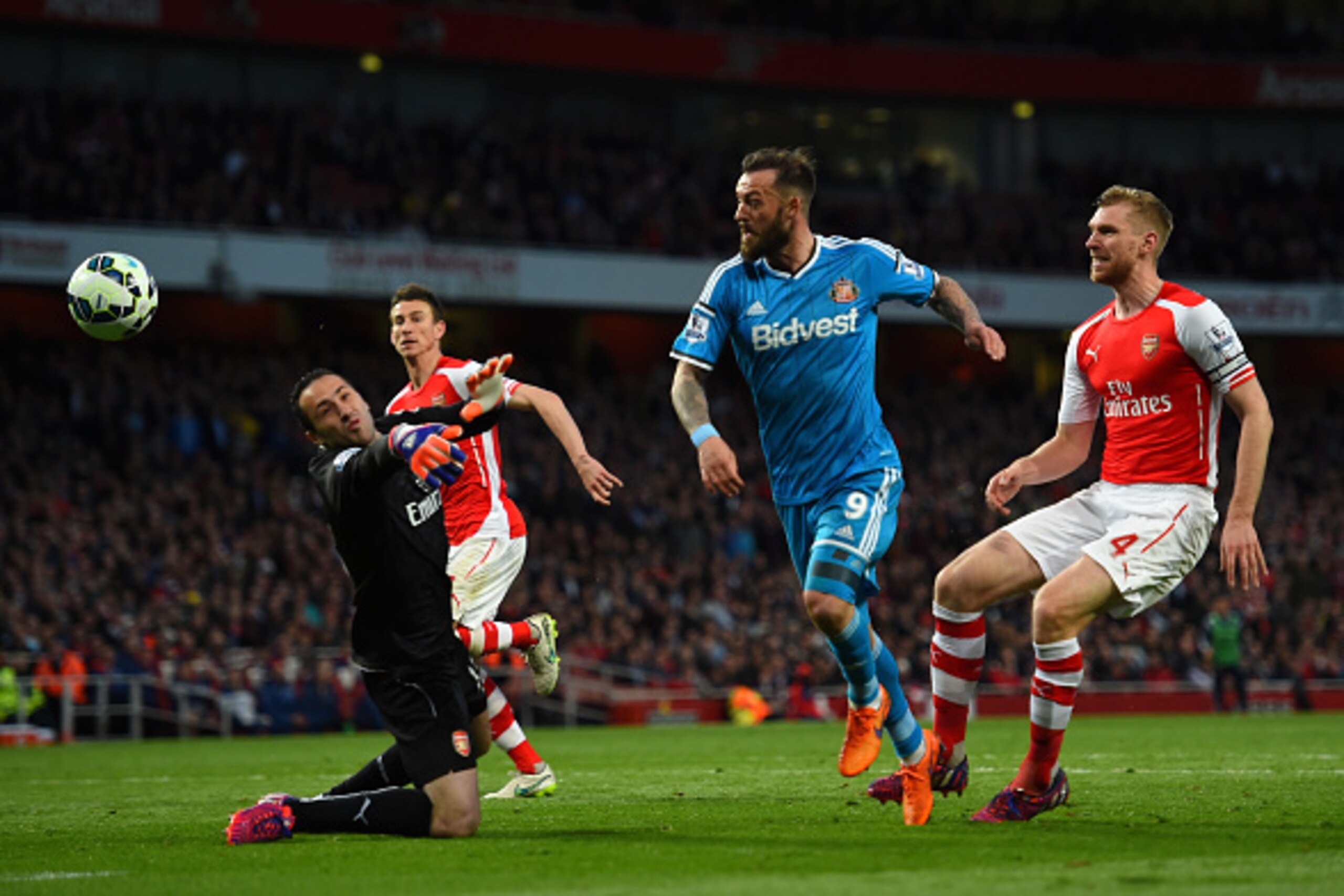 LONDON, ENGLAND - MAY 20: David Ospina of Arsenal (L) saves a shot from Steven Fletcher of Sunderland during the Barclays Premier League match between Arsenal and Sunderland at Emirates Stadium on May 20, 2015 in London, England. (Photo by Shaun Botteri LONDON, ENGLAND - MAY 20: David Ospina of Arsenal (L) saves a shot from Steven Fletcher of Sunderland during the Barclays Premier League match between Arsenal and Sunderland at Emirates Stadium on May 20, 2015 in London, England. (Photo by Shaun Botteri