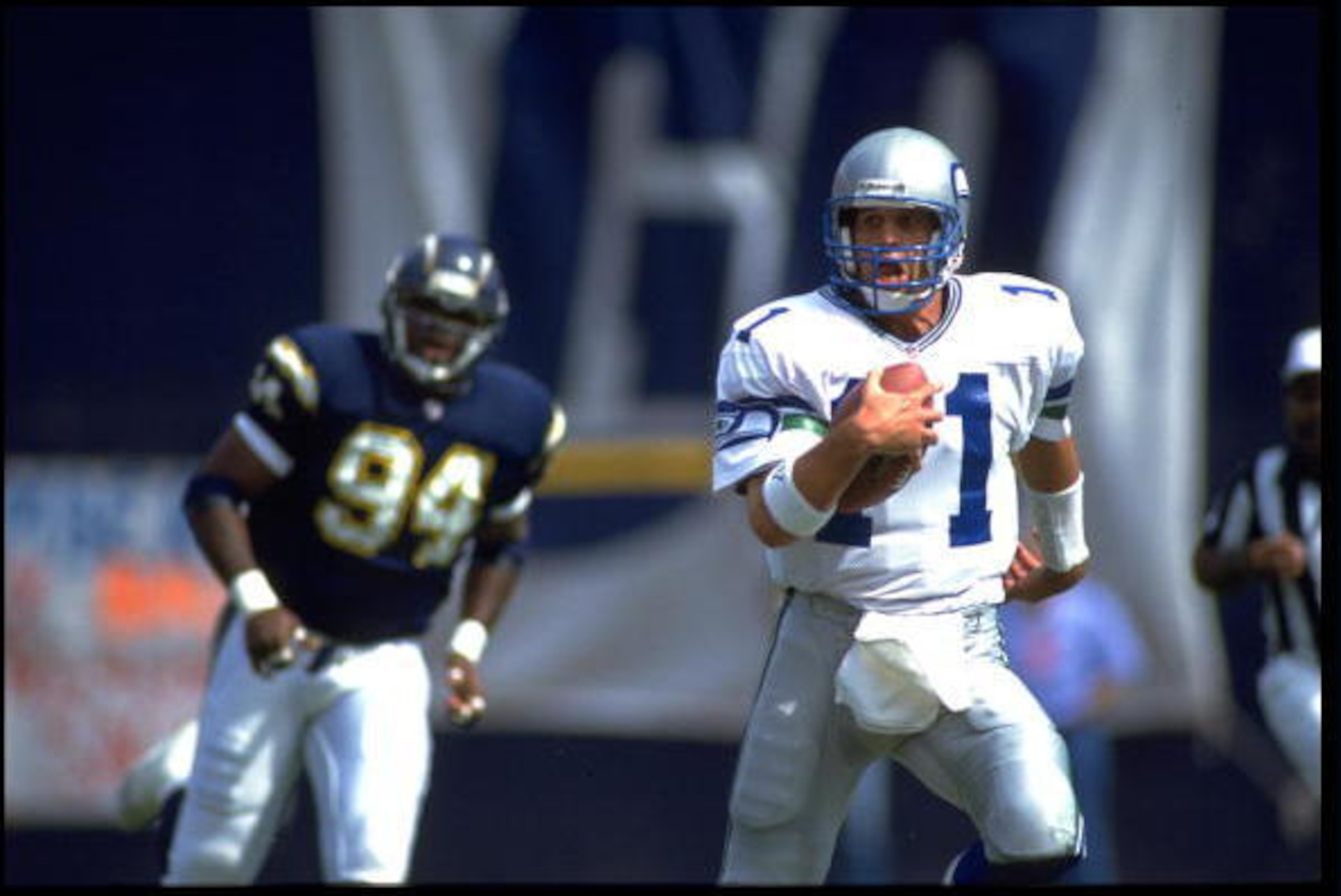 4 OCT 1992:  SEATTLE SEAHAWKS QUARTERBACK KELLY STOUFFER #11 RUNS WITH THE FOOTBALL DURING THE SEAHAWKS 17-6 LOSS TO THE SAN DIEGO CHARGERS AT JACK MURPHY STADIUM IN SAN DIEGO, CALIFORNIA.  MANDATORY CREDIT:  CHRIS COVATTA/ALLSPORT