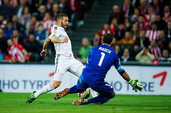 BILBAO, SPAIN - MARCH 07: Karim Benzema of Real Madrid CF duels for the ball with Gorka Iraizoz of Athletic Club Bilbao during the La Liga match between Athletic Club Bilbao and Real Madrid CF at San Mames Stadium on March 7, 2015 in Bilbao, Spain.  (Phot