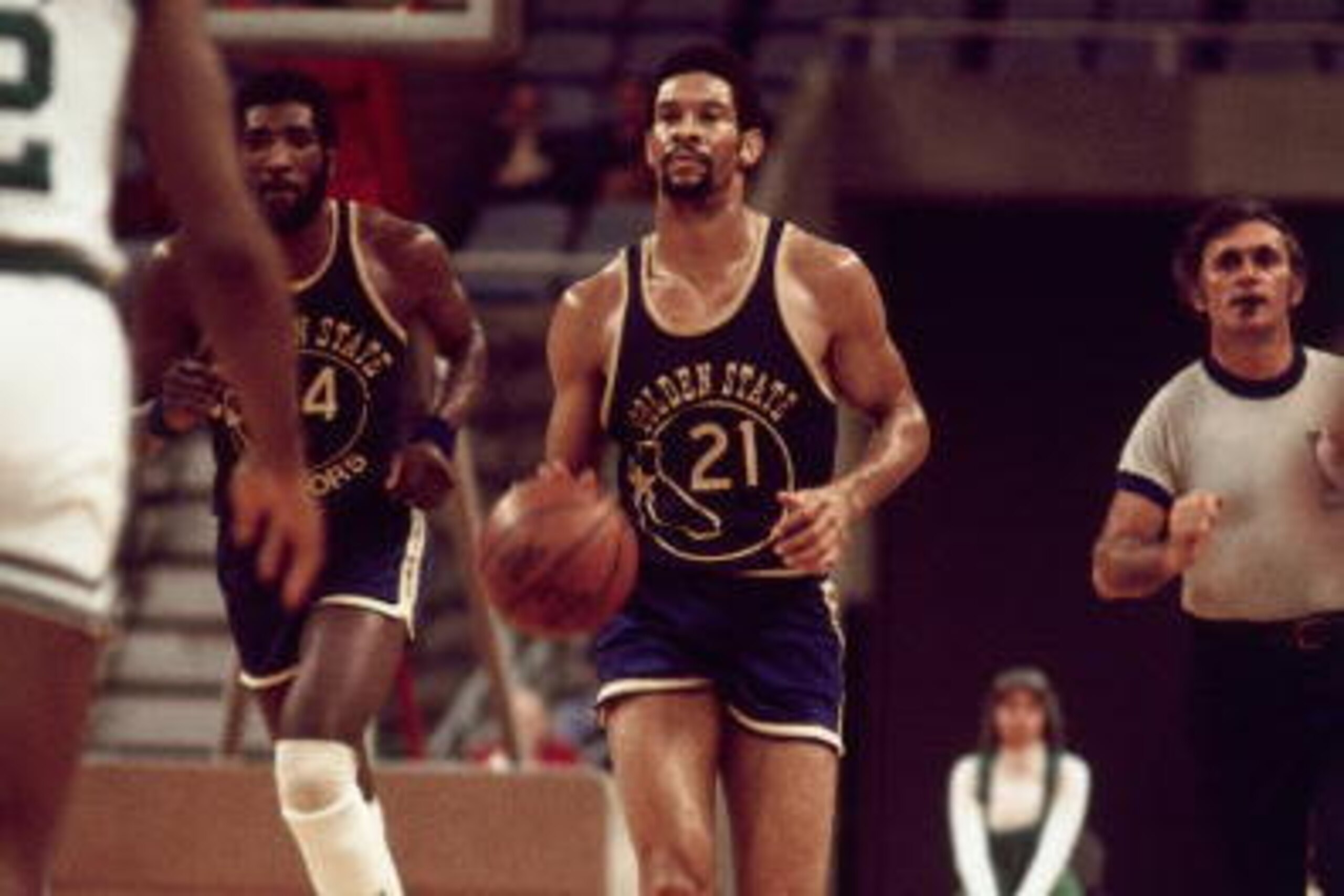 BOSTON - 1975: Butch Beard #21 of the Golden State Warriors moves the ball up court against the Boston Celtics during a game played in 1975 at the Boston Garden in Boston, Massachusetts. NOTE TO USER: User expressly acknowledges and agrees that, by downl BOSTON - 1975: Butch Beard #21 of the Golden State Warriors moves the ball up court against the Boston Celtics during a game played in 1975 at the Boston Garden in Boston, Massachusetts. NOTE TO USER: User expressly acknowledges and agrees that, by downl