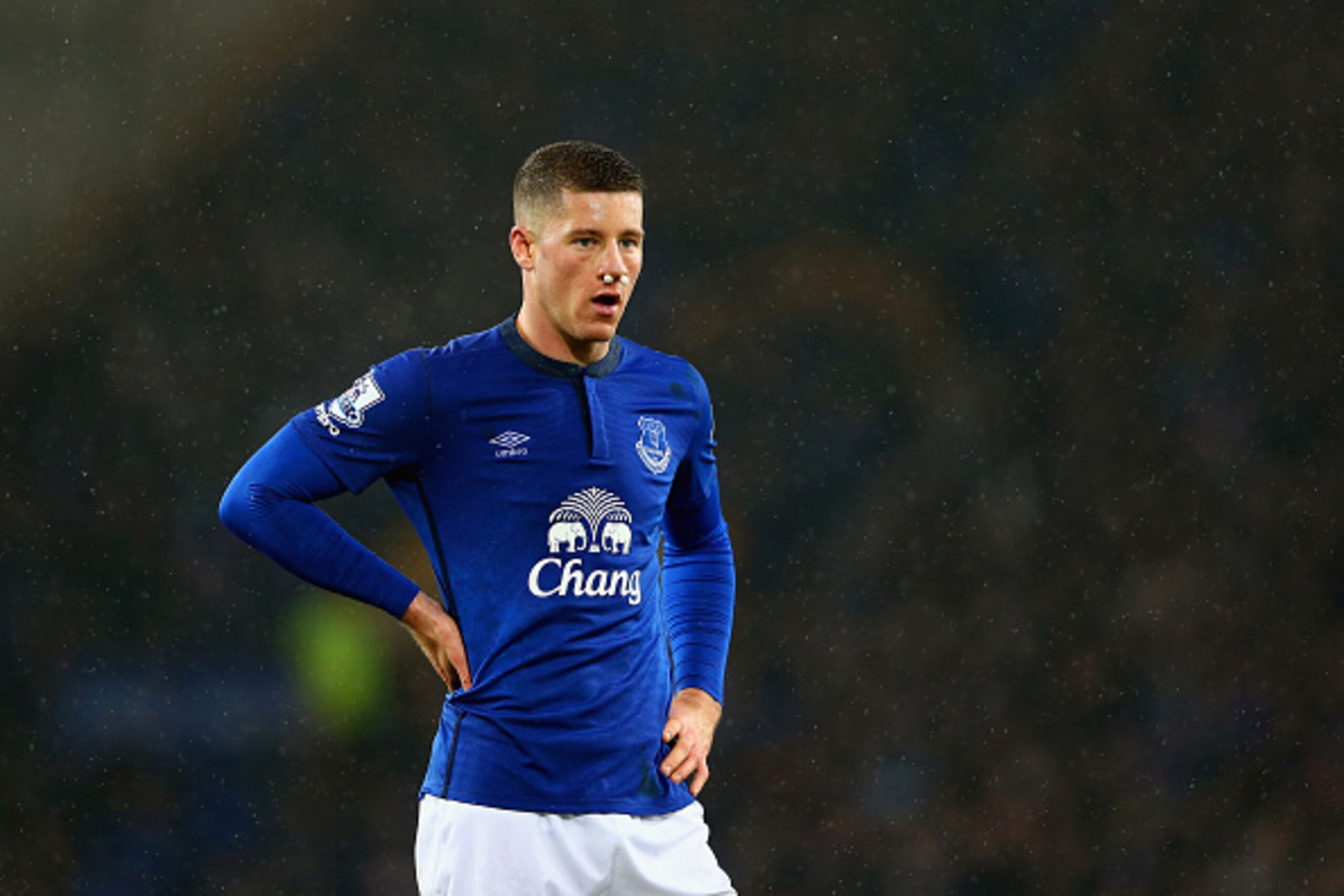 LIVERPOOL, ENGLAND - DECEMBER 26:  Ross Barkley of Everton looks on during the Barclays Premier League match between Everton and Stoke City at Goodison Park on December 26, 2014 in Liverpool, England.  (Photo by Matthew Lewis/Getty Images)
