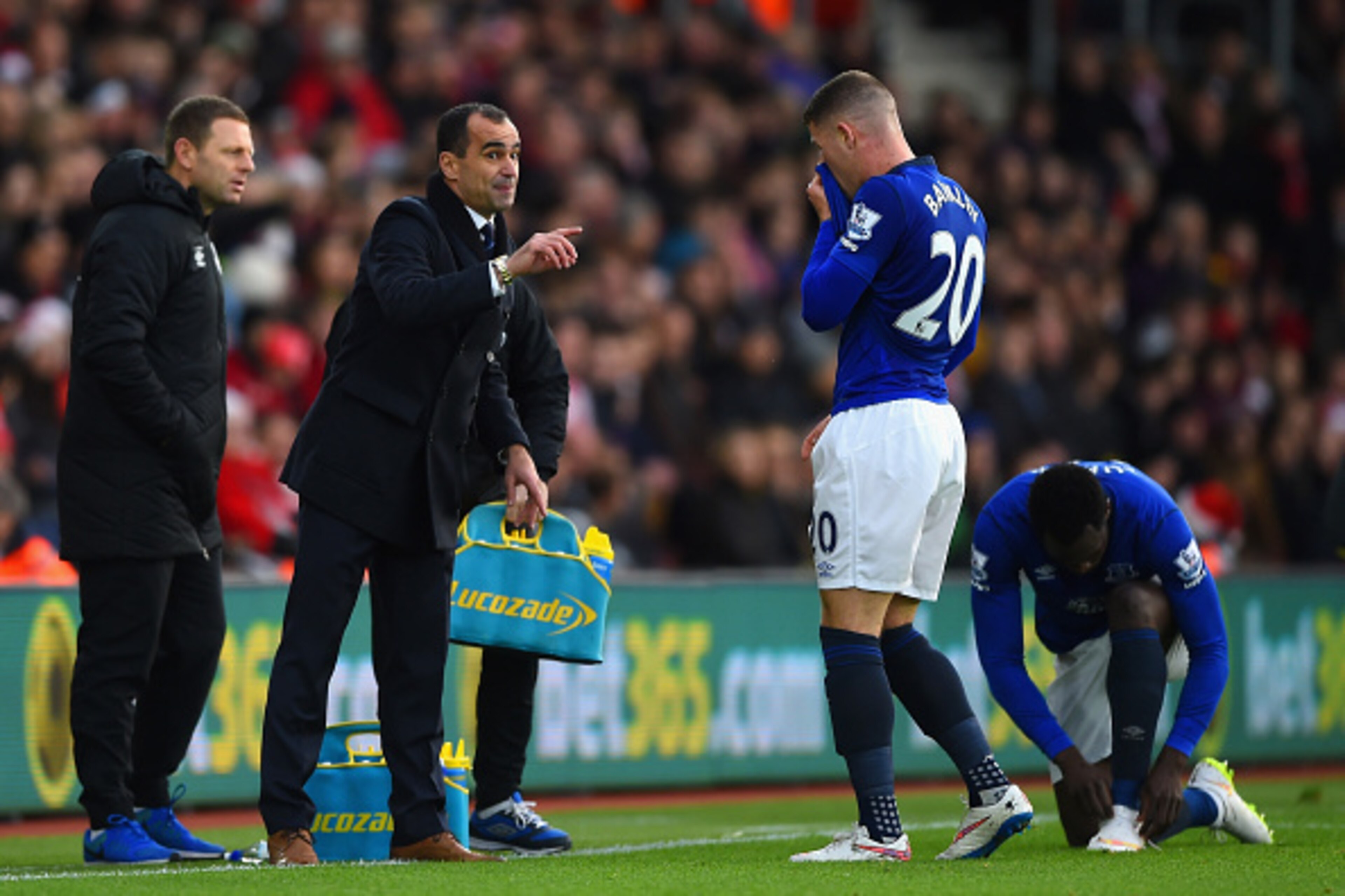 SOUTHAMPTON, ENGLAND - DECEMBER 20:  Roberto Martinez, manager of Everton has words with Ross Barkley of Everton during the Barclays Premier League match between Southampton and Everton at St Mary's Stadium on December 20, 2014 in Southampton, England.  (