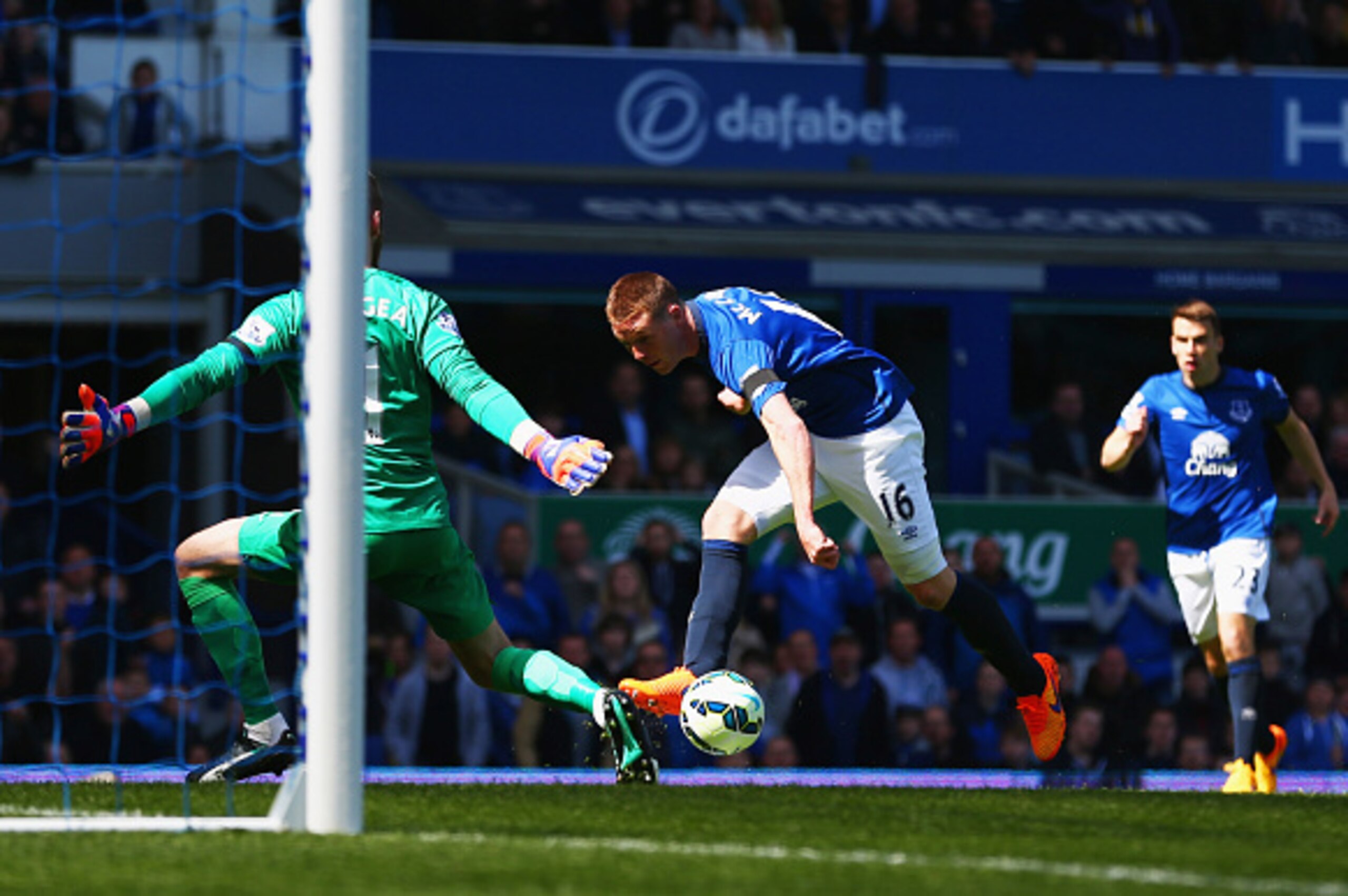 LIVERPOOL, ENGLAND - APRIL 26:  James McCarthy of Everton (16) shoots past goalkeeper David De Gea of Manchester United to score their first goal during the Barclays Premier League match between Everton and Manchester United at Goodison Park on April 26, 