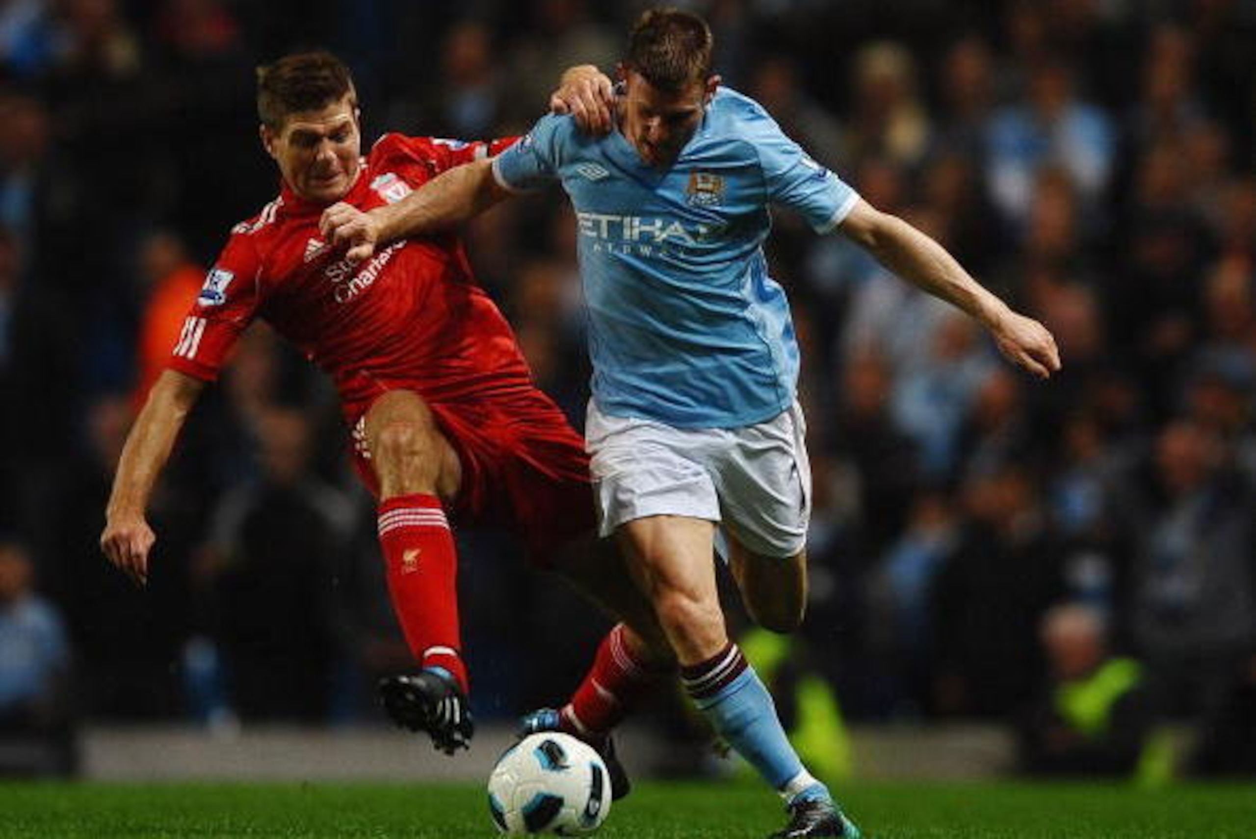 MANCHESTER, ENGLAND - AUGUST 23:  Steven Gerrard of Liverpool battles with James Milner of Manchester City during the Barclays Premier League match between Manchester City and Liverpool at City of Manchester Stadium on August 23, 2010 in Manchester, Engla