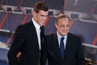 MADRID, SPAIN - SEPTEMBER 02:  Gareth Bale greets president Florentino Perez during his presentation as a new Real Madrid player at Estadio Santiago Bernabeu on September 2, 2013 in Madrid, Spain.  (Photo by Gonzalo Arroyo Moreno/Getty Images)