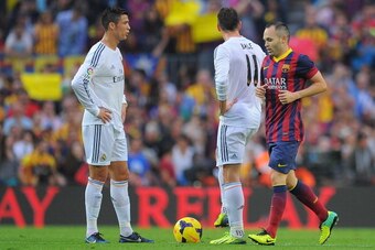 BARCELONA, SPAIN - OCTOBER 26:  Cristiano Ronaldo (L) and Gareth Bale of Real Madrid CF get ready to kick-off next to Andres Iniesta of Barcelona after Barcelona scored their opening goal during the La Liga match between FC Barcelona and Real Madrid CF at