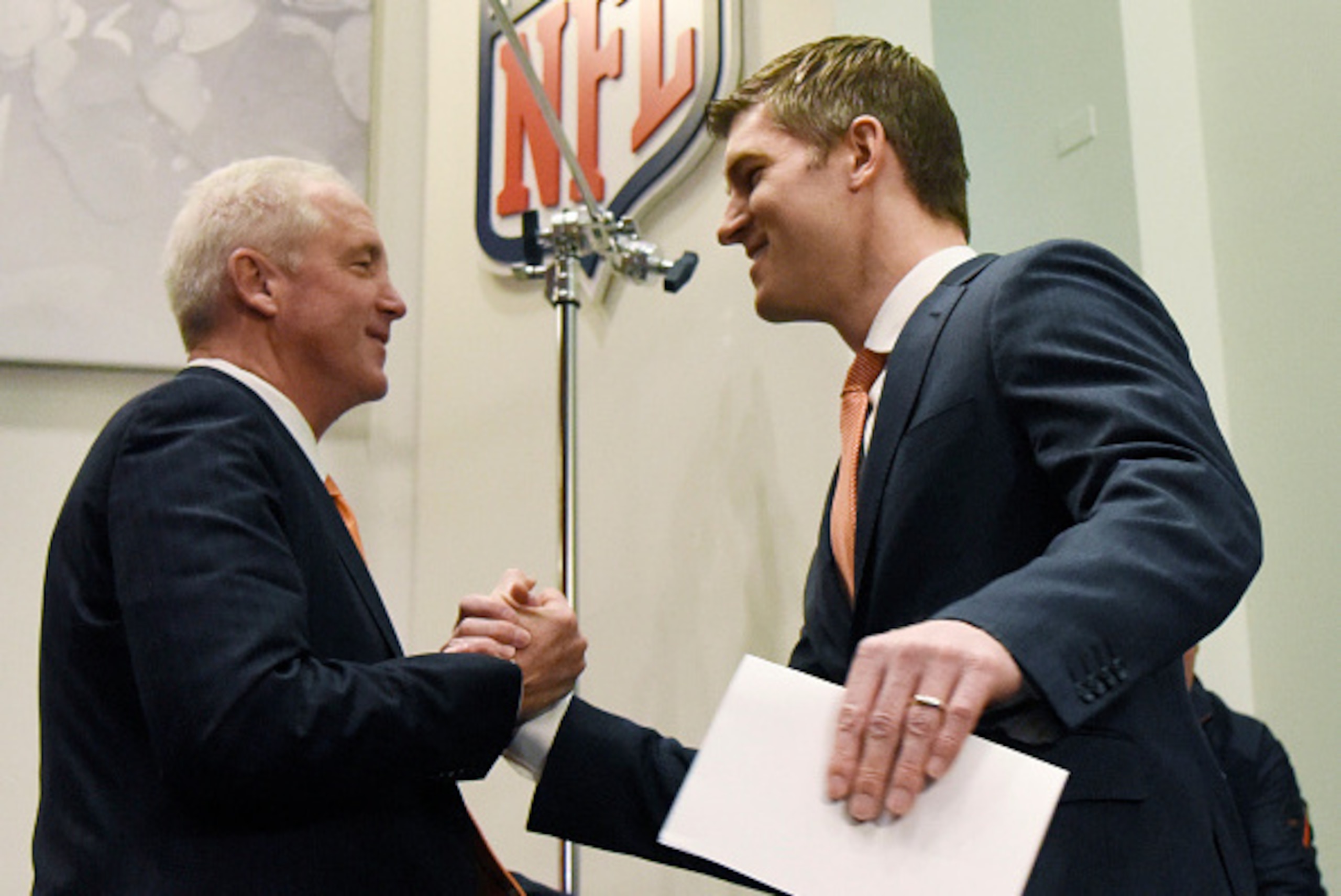 CHICAGO, IL- JANUARY 19: The Chicago Bears new head coach John Fox (L) is greeted by Chicago Bears general manager Ryan Pace at a press conference on January 19, 2015 at Halas Hall in Lake Forest, Illinois. (Photo by David Banks/Getty Images) CHICAGO, IL- JANUARY 19: The Chicago Bears new head coach John Fox (L) is greeted by Chicago Bears general manager Ryan Pace at a press conference on January 19, 2015 at Halas Hall in Lake Forest, Illinois. (Photo by David Banks/Getty Images)