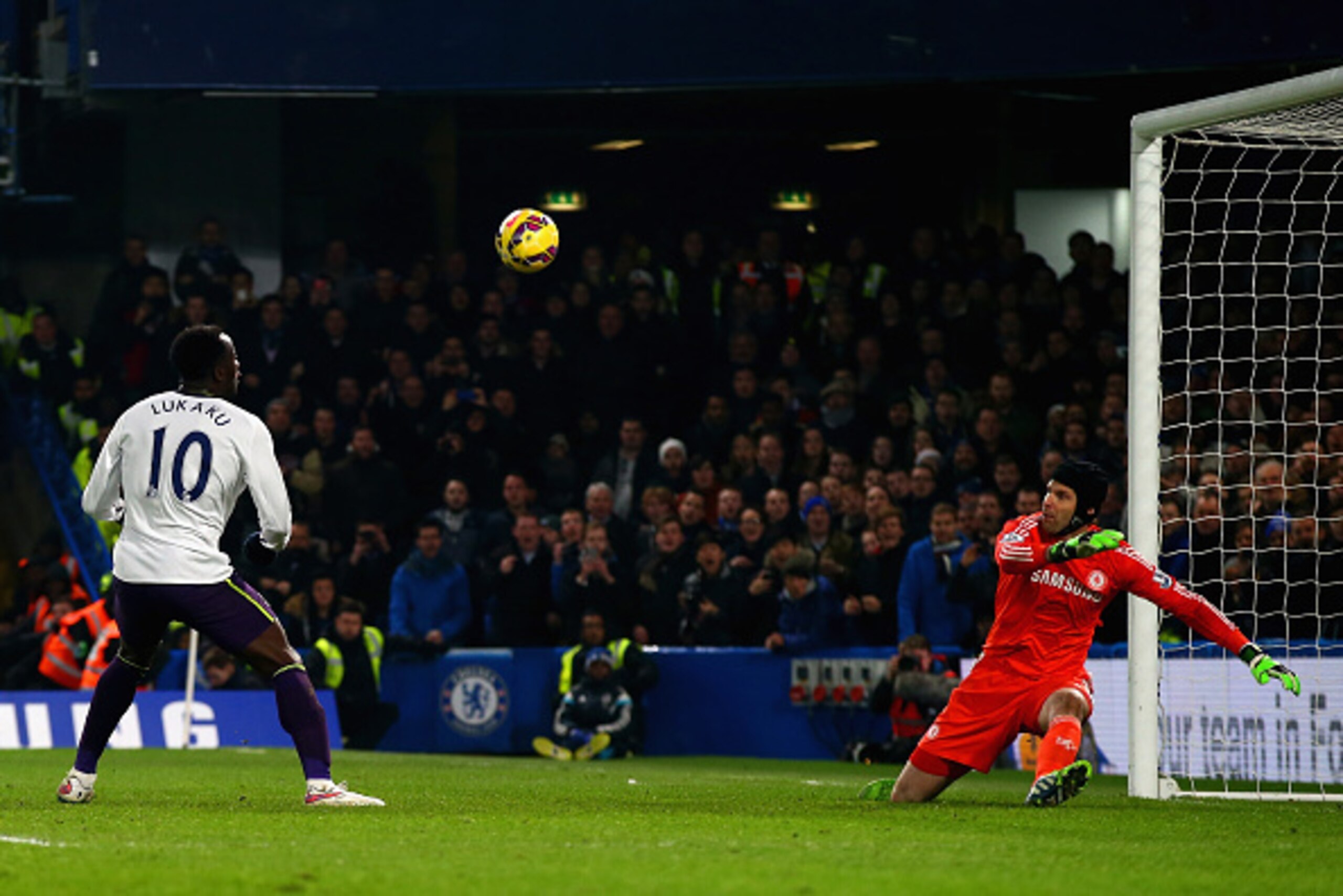 LONDON, ENGLAND - FEBRUARY 11:  Petr Cech of Chelsea makes a save from Romelu Lukaku of Everton during the Barclays Premier League match between Chelsea and Everton at Stamford Bridge on February 11, 2015 in London, England.  (Photo by Clive Rose/Getty Im