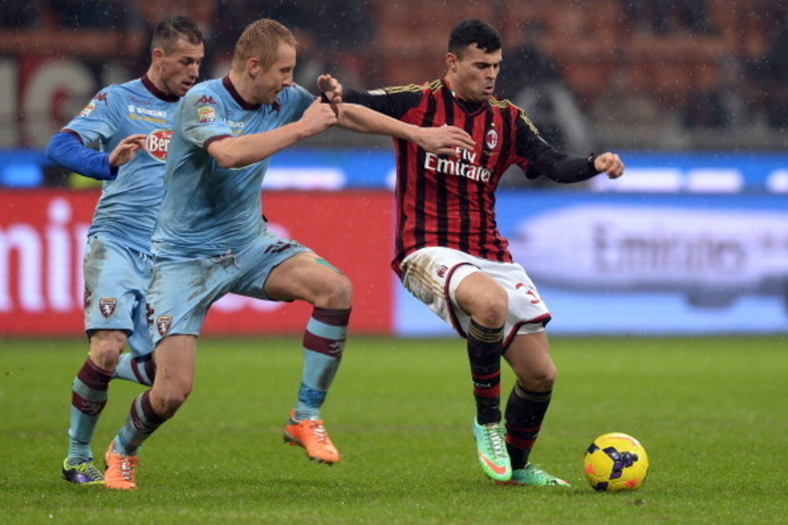 MILAN, ITALY - FEBRUARY 01:  Andrea Petagna of AC Milan and Kamil Jacek Glik of Torino FC (L) compete for the ball during the Serie A match between AC Milan and Torino FC at San Siro Stadium on February 1, 2014 in Milan, Italy.  (Photo by Claudio Villa/Ge