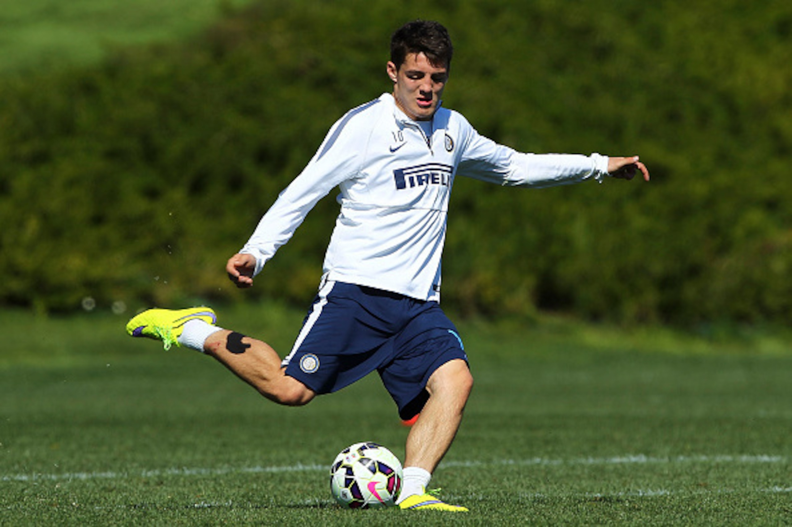 COMO, ITALY - APRIL 07:  Mateo Kovacic of FC Internazionale Milano kicks a ball during FC Internazionale training session at the club's training ground on April 7, 2015 in Appiano Gentile Como, Italy.  (Photo by Marco Luzzani/Getty Images)