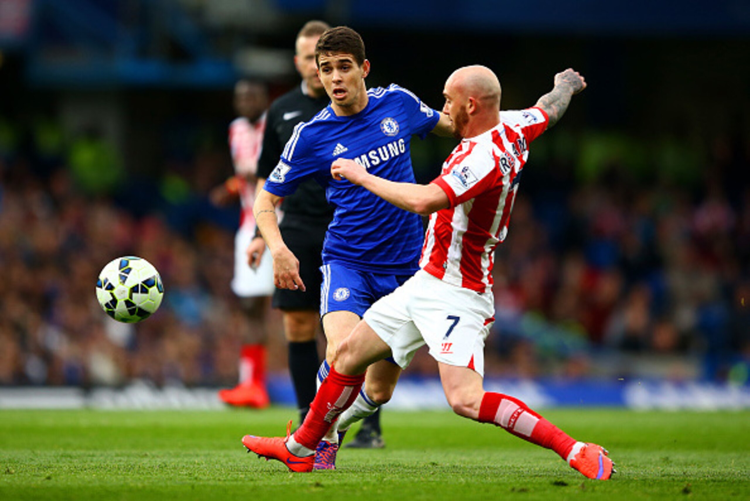 LONDON, ENGLAND - APRIL 04:  Oscar of Chelsea battles for the ball with Stephen Ireland of Stoke City during the Barclays Premier League match between Chelsea and Stoke City at Stamford Bridge on April 4, 2015 in London, England.  (Photo by Richard Heathc