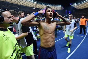 BERLIN, GERMANY - JUNE 06:  Neymar of Barcelona celebrates scoring his team's third goal during the UEFA Champions League Final between Juventus and FC Barcelona at Olympiastadion on June 6, 2015 in Berlin, Germany.  (Photo by Matthias Hangst/Getty Images