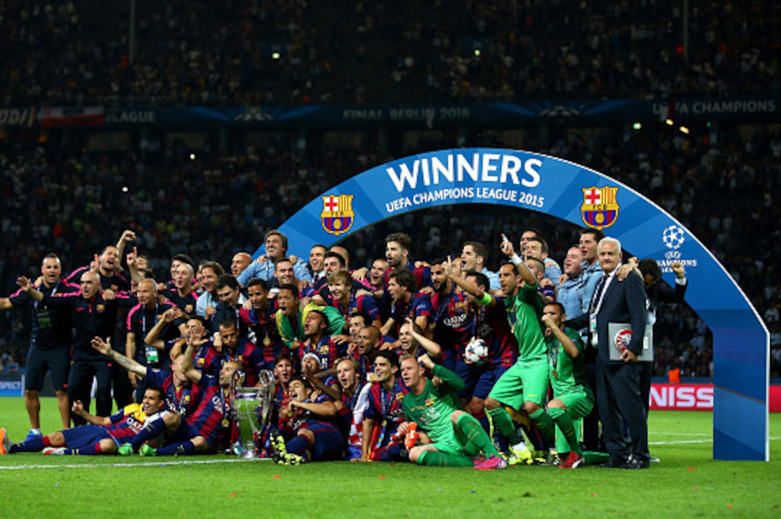 BERLIN, GERMANY - JUNE 06:  The Barcelona team celebrate victory with the trophy after the UEFA Champions League Final between Juventus and FC Barcelona at Olympiastadion on June 6, 2015 in Berlin, Germany.  (Photo by Paul Gilham/Getty Images)