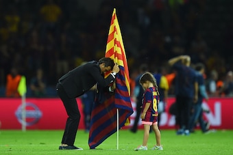 BERLIN, GERMANY - JUNE 06:  Luis Enrique manager of Barcelona places a Barcelona flag in the pitch after the UEFA Champions League Final between Juventus and FC Barcelona at Olympiastadion on June 6, 2015 in Berlin, Germany.  (Photo by Shaun Botterill/Get