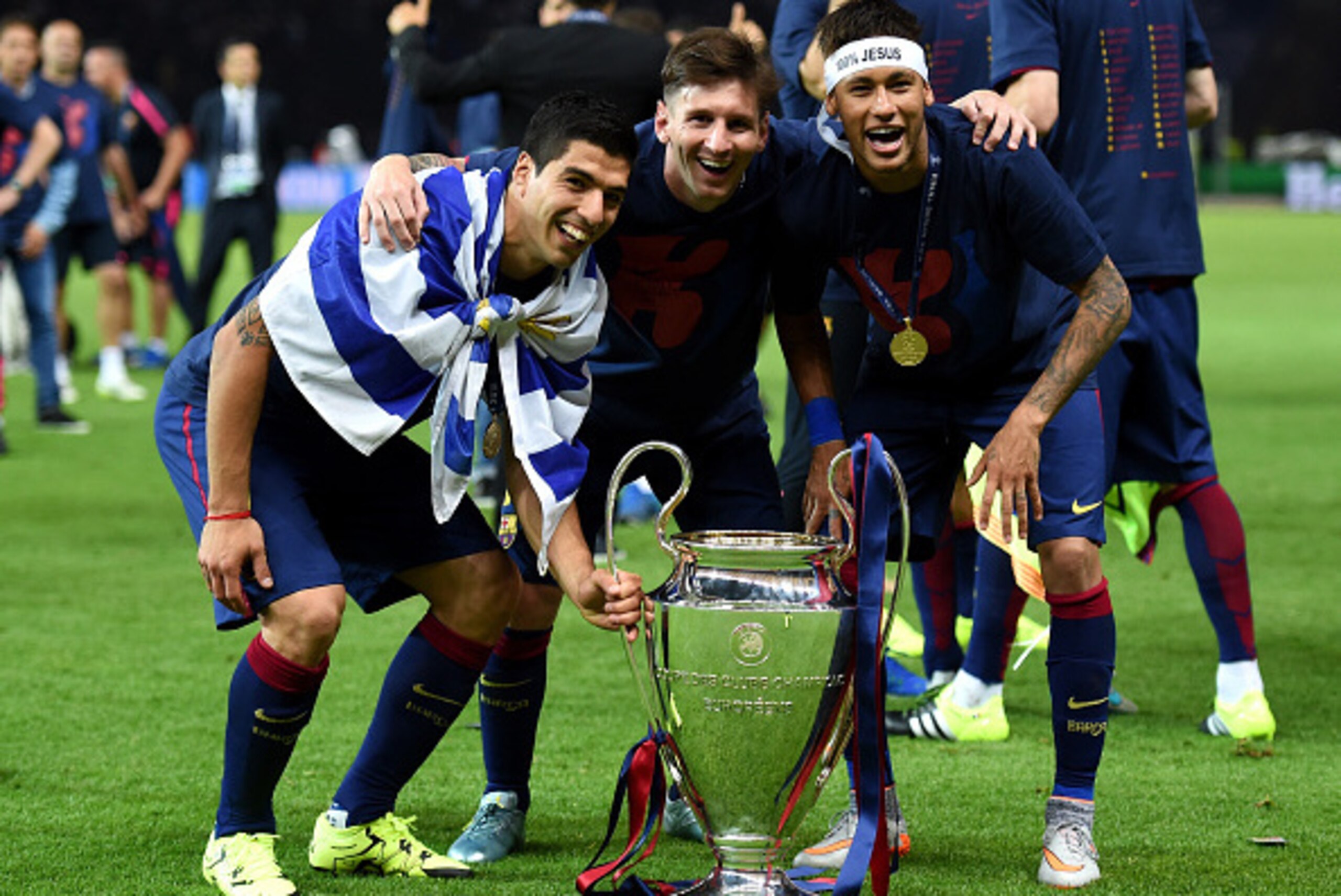 BERLIN, GERMANY - JUNE 06:  (L-R) Luis Suarez, Lionel Messi and Neymar of Barcelona celebrate with the trophy after the UEFA Champions League Final between Juventus and FC Barcelona at Olympiastadion on June 6, 2015 in Berlin, Germany.  (Photo by Matthias
