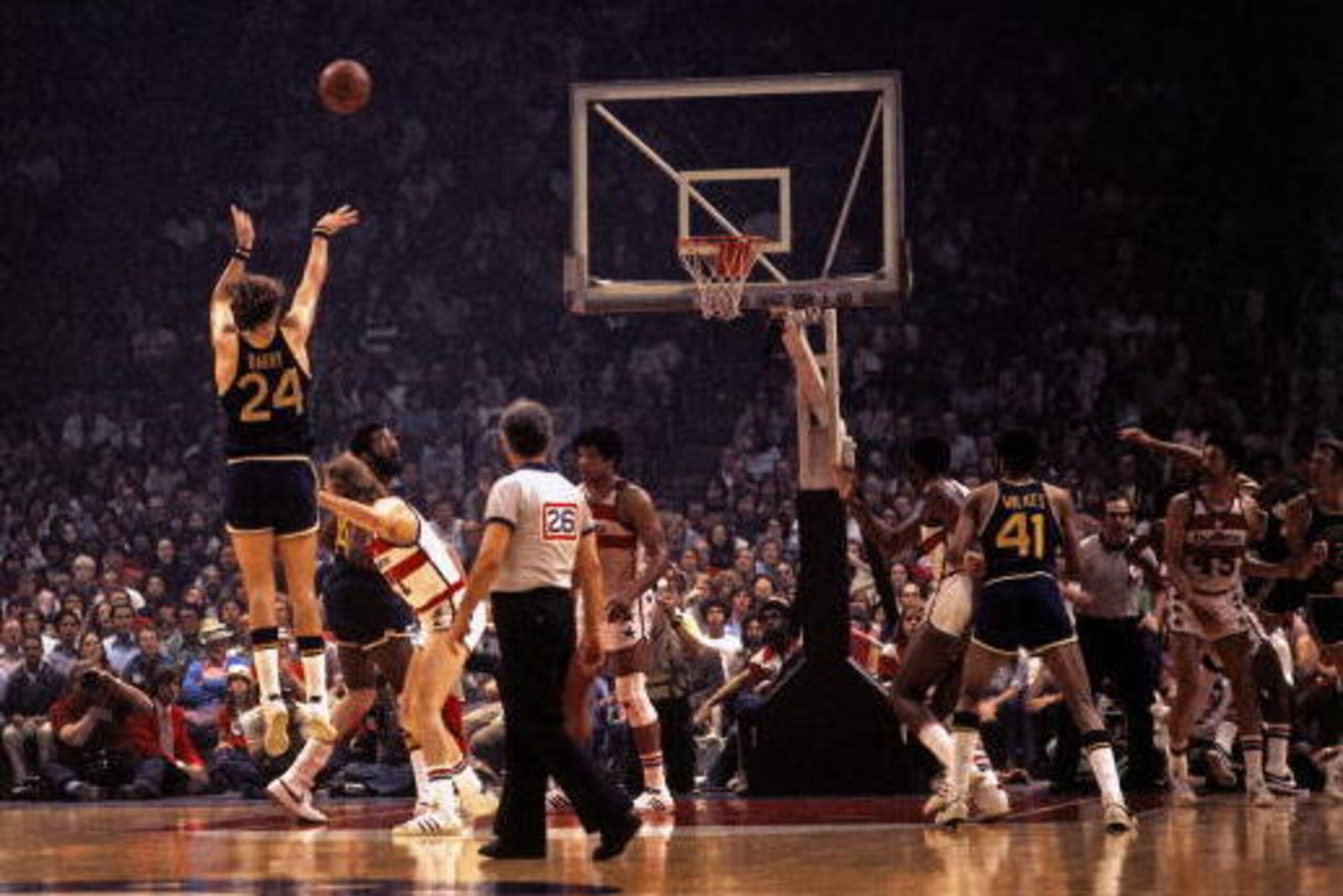 WASHINGTON D.C. - 1975:  Rick Barry #24 of the Golden State Warriors shoots a jump shot against the Washington Bullets during a 1975 NBA game at the Capital Centre in Washington D.C. NOTE TO USER: User expressly acknowledges that, by downloading and or us