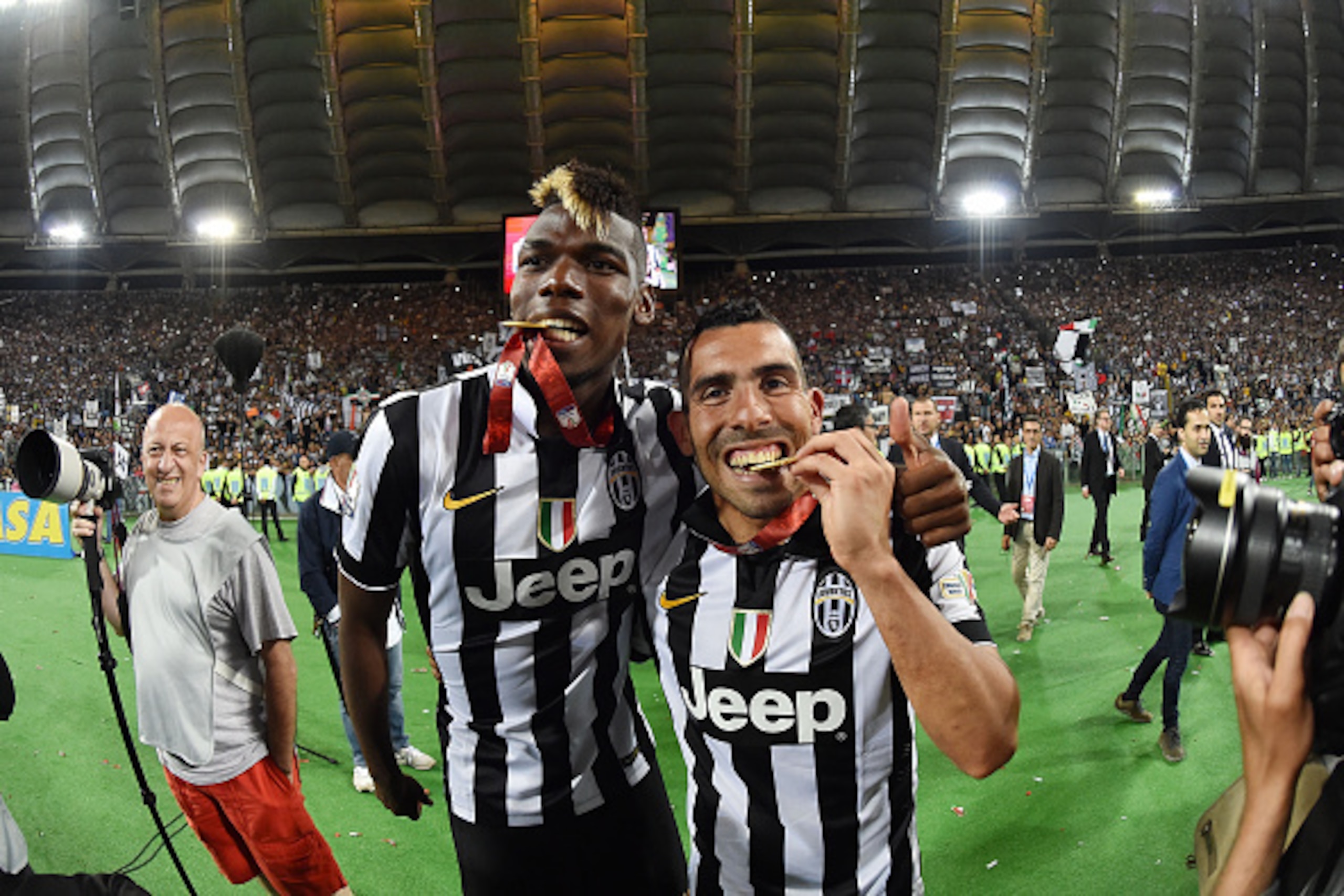 ROME, ITALY - MAY 20:  Paul Pogba and Carlos Tevez of Juventus celebrate the victory after the TIM Cup final match between SS Lazio and Juventus FC at Olimpico Stadium on May 20, 2015 in Rome, Italy.  (Photo by Giuseppe Bellini/Getty Images)
