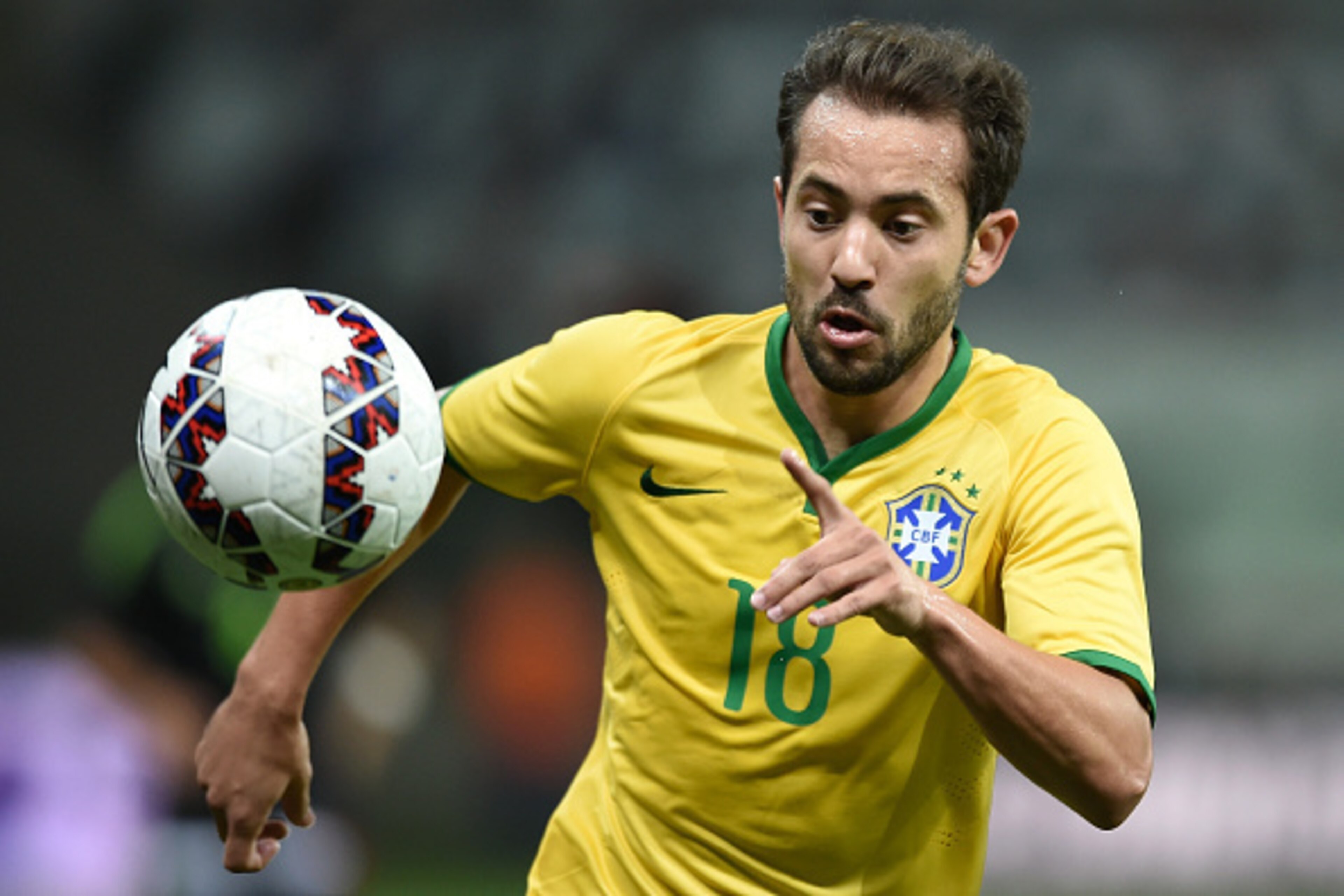 SAO PAULO, BRAZIL- JUNE 07:  Everton Ribeiro #16 of Brazil controls the ball during the International Friendly Match between Brazil and Mexico at Allianz Parque on June 7, 2015 in Sao Paulo, Brazil.  (Photo by Buda Mendes/Getty Images)