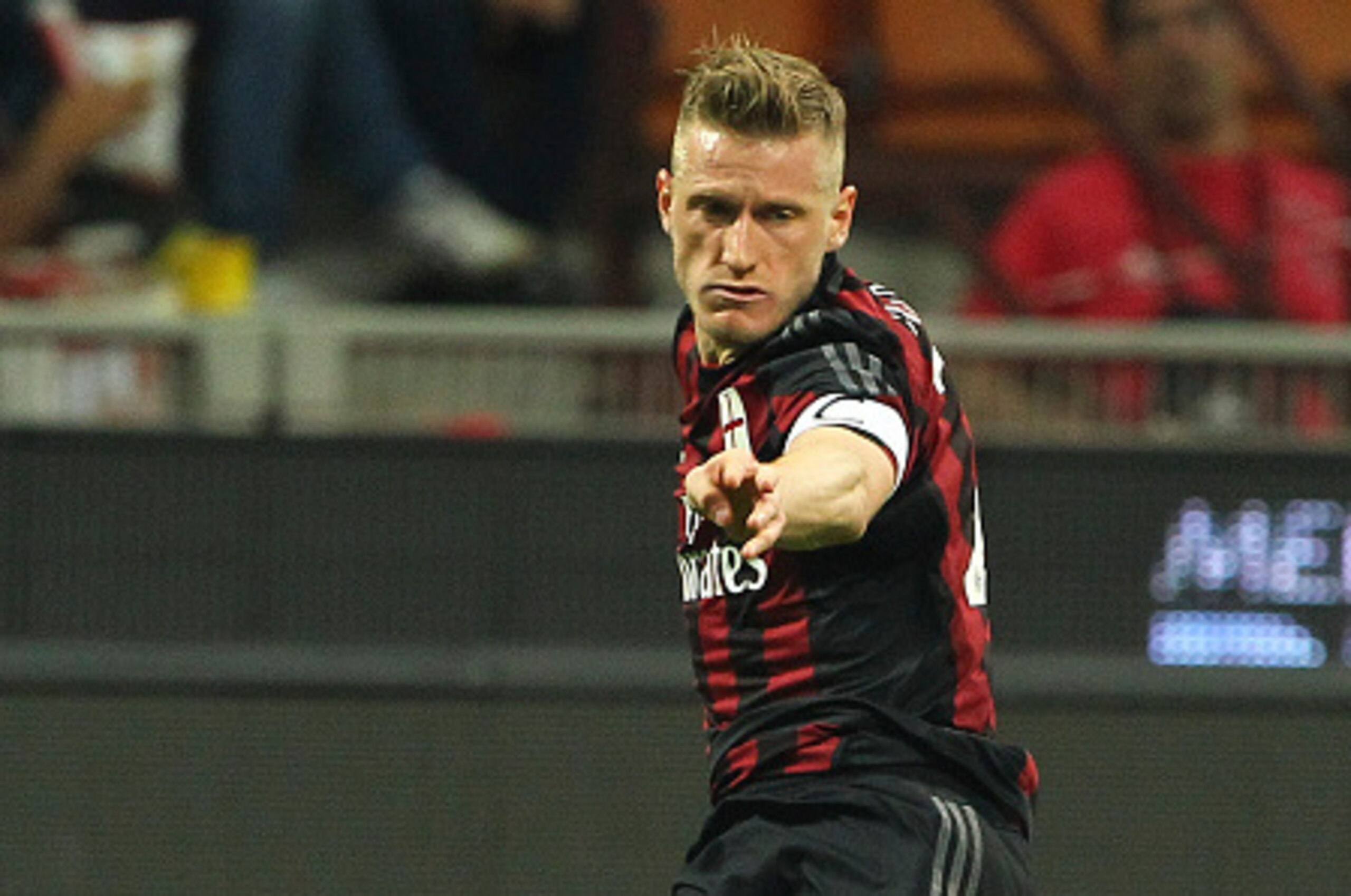 MILAN, ITALY - MAY 09:  Ignazio Abate of AC Milan in action during the Serie a match between AC Milan and AS Roma at Stadio Giuseppe Meazza on May 9, 2015 in Milan, Italy.  (Photo by Marco Luzzani/Getty Images)