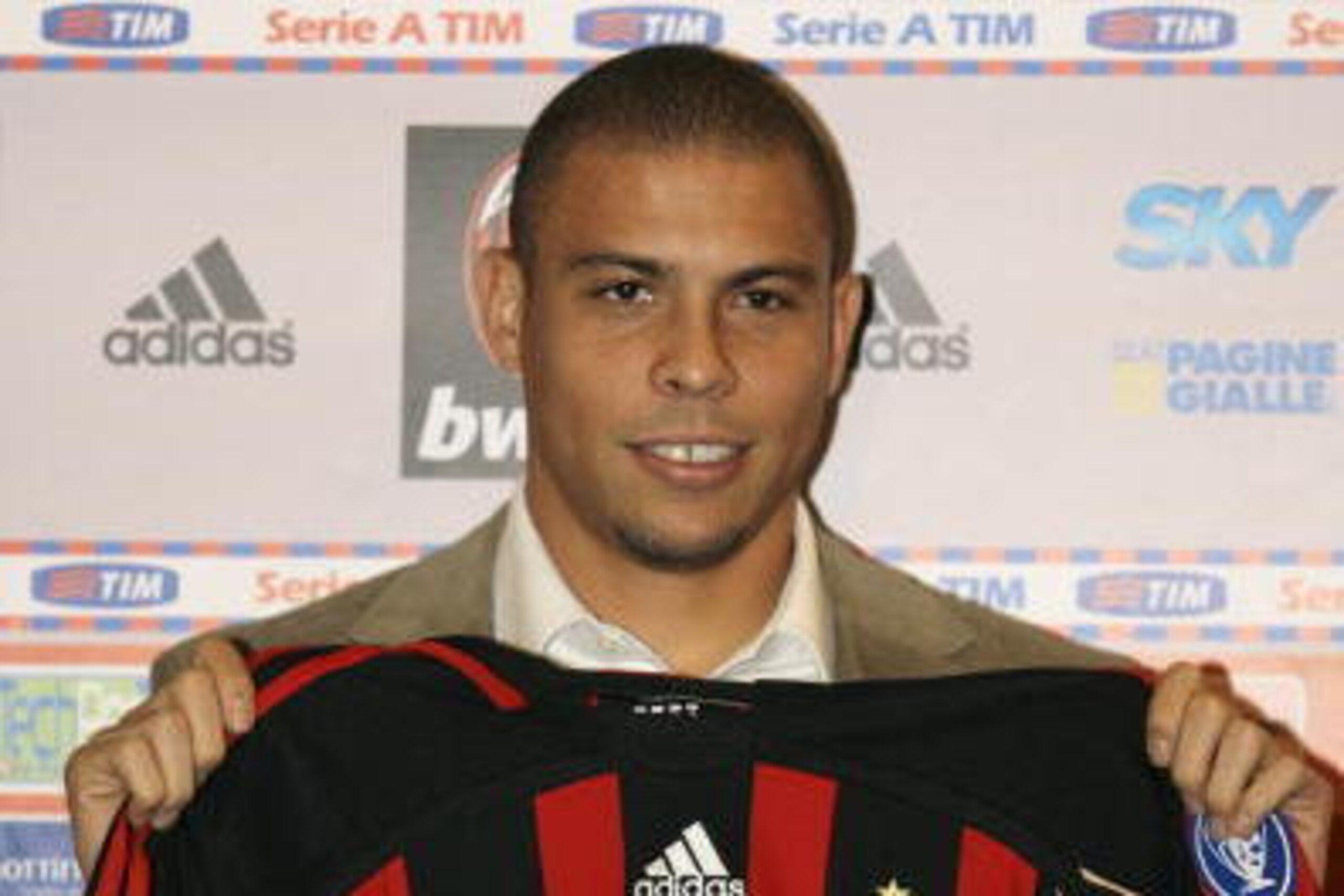 MILAN, ITALY - FEBRUARY 02:  Brazilian striker Ronaldo poses with his AC Milan jersey on February 2, 2007 in Milan, Italy. After two weeks of negotiations between Real Madrid and AC Milan,  Ronaldo signed an 18-month contract,  for  7.5 million euros ($9.
