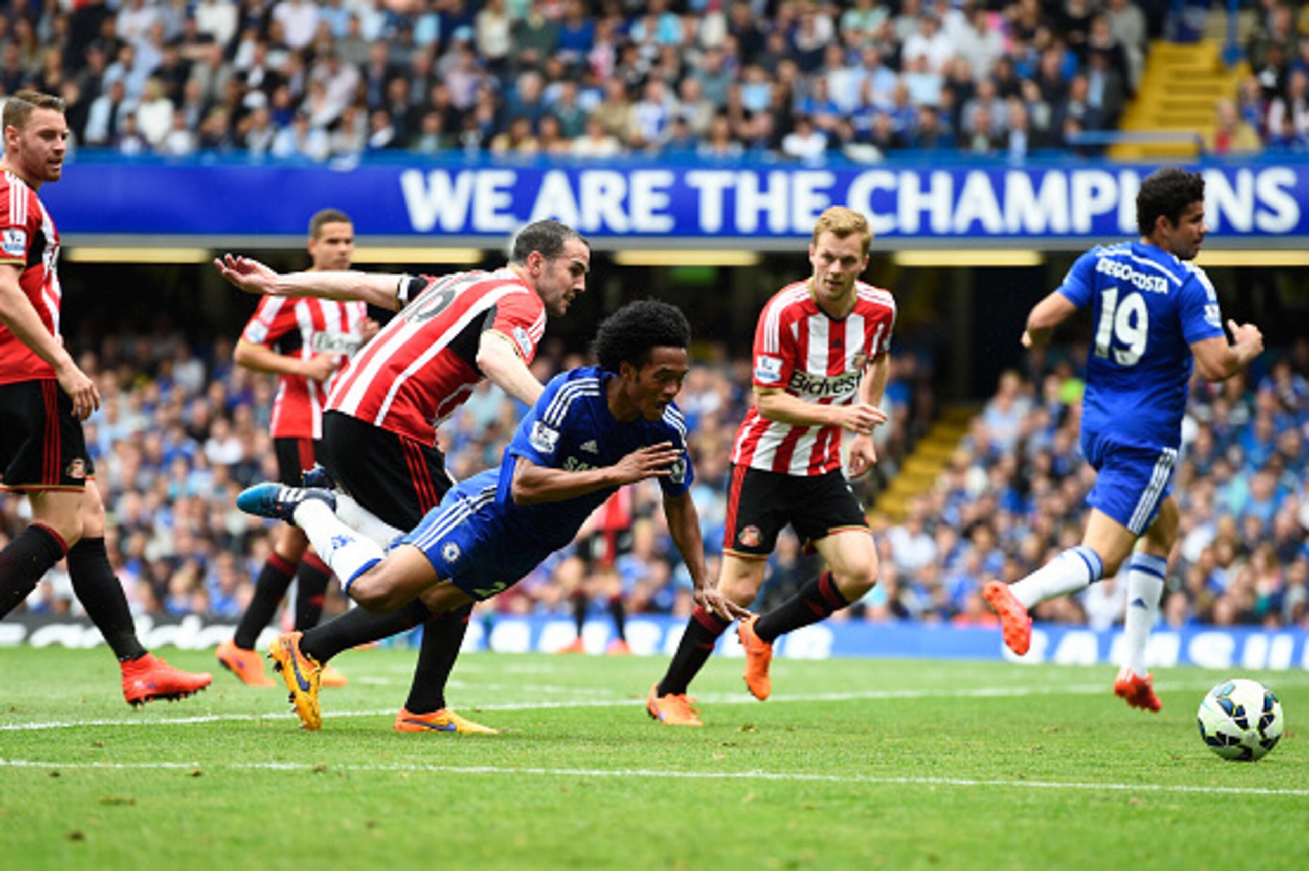 LONDON, ENGLAND - MAY 24:  Juan Cuadrado of Chelsea is brought down by John O'Shea of Sunderland  during the Barclays Premier League match between Chelsea and Sunderland at Stamford Bridge on May 24, 2015 in London, England.  (Photo by Mike Hewitt/Getty I