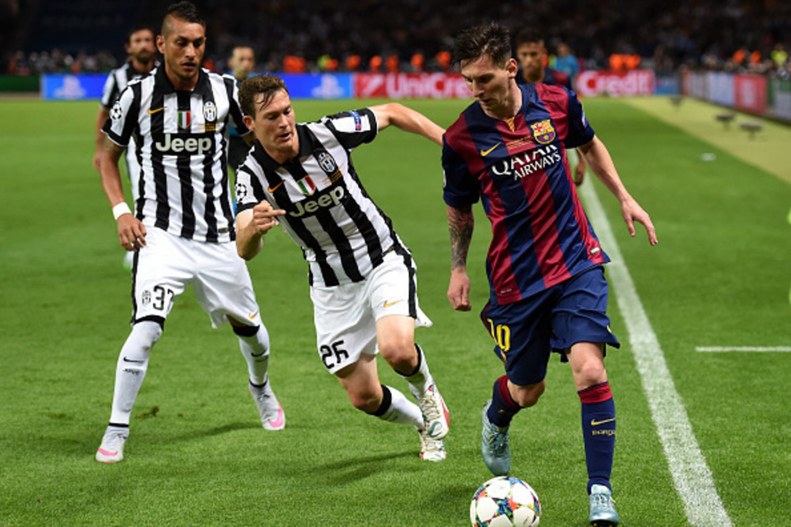 BERLIN, GERMANY - JUNE 06: Lionel Messi of Barcelona holds off Stephan Lichtsteiner of Juventus during the UEFA Champions League Final between Juventus and FC Barcelona at Olympiastadion on June 6, 2015 in Berlin, Germany.  (Photo by Matthias Hangst/Getty