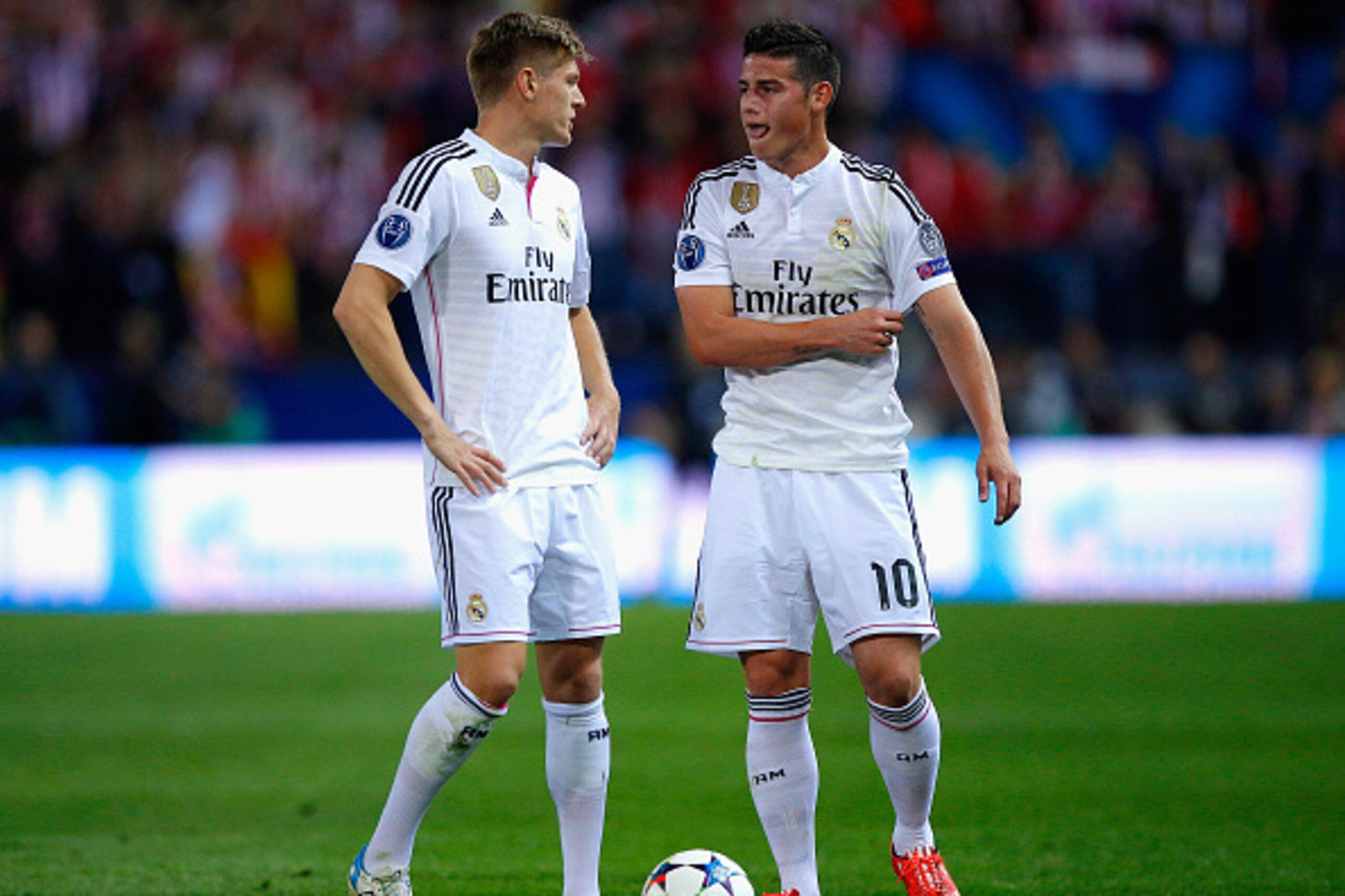 MADRID, SPAIN - APRIL 14:  Toni Kroos speaks to James Rodriguez of Real Madrid CF during the UEFA Champions League Quarter Final First Leg match between Club Atletico de Madrid and Real Madrid CF at Vicente Calderon Stadium on April 14, 2015 in Madrid, Sp