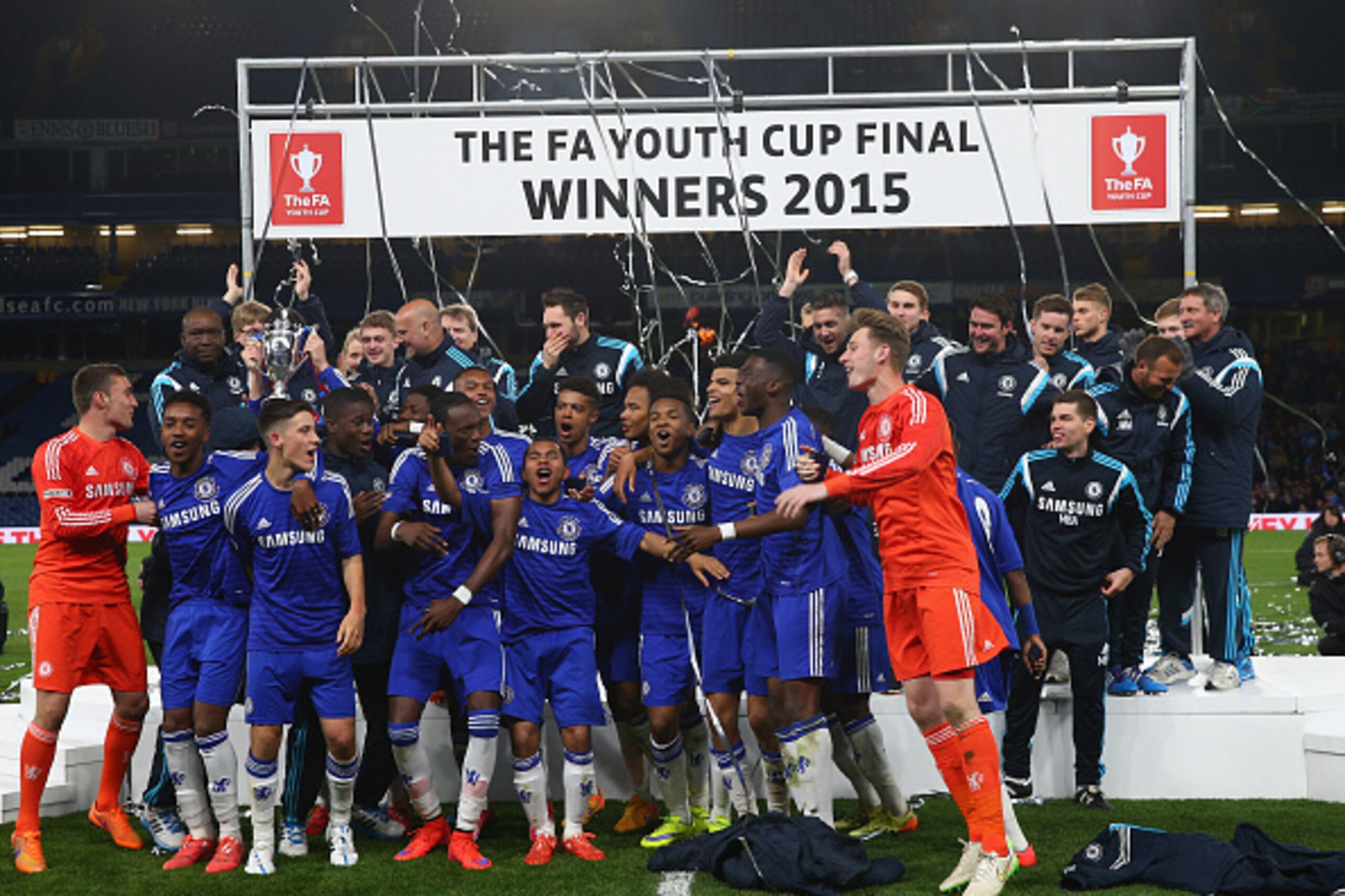 LONDON, ENGLAND - APRIL 27:  Chelsea players celebrate with the trophy after winning the FA Youth Cup Fina, Second Leg match between Chelsea and Manchester City at Stamford Bridge on April 27, 2015 in London, England.  (Photo by Ian Walton/Getty Images)