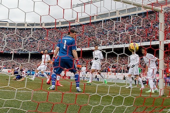MADRID, SPAIN - FEBRUARY 07: Saul Niguez of Atletico de Madrid scores their second goal during the La Liga match between Club Atletico de Madrid and Real Madrid CF at Vicente Calderon Stadium on February 7, 2015 in Madrid, Spain.  (Photo by Gonzalo Arroyo