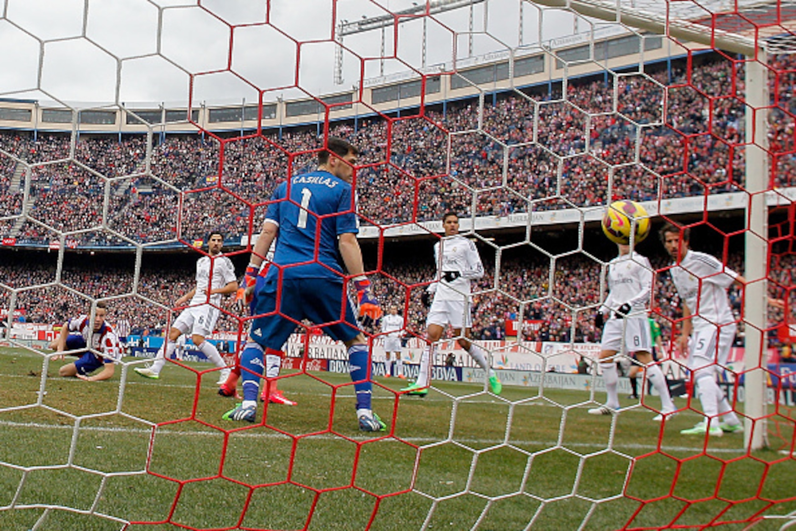 MADRID, SPAIN - FEBRUARY 07: Saul Niguez of Atletico de Madrid scores their second goal during the La Liga match between Club Atletico de Madrid and Real Madrid CF at Vicente Calderon Stadium on February 7, 2015 in Madrid, Spain.  (Photo by Gonzalo Arroyo
