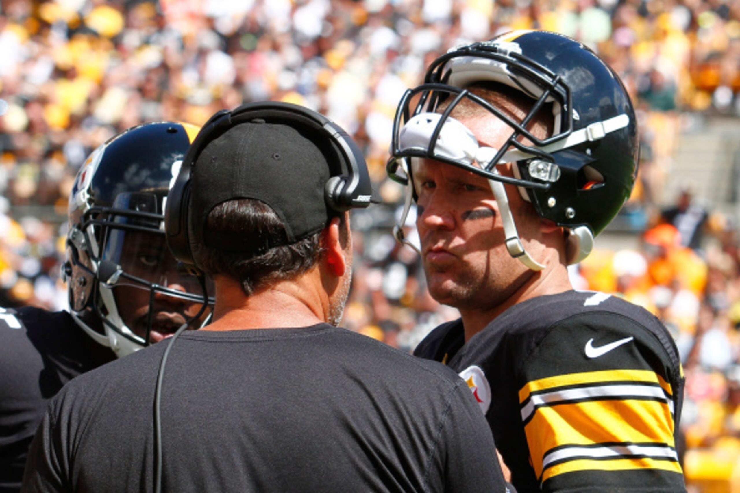 PITTSBURGH, PA - SEPTEMBER 7:  Ben Roethlisberger #7 of the Pittsburgh Steelers talks with offensive coordinator Todd Haley during the second quarter against the Cleveland Browns at Heinz Field on September 7, 2014 in Pittsburgh, Pennsylvania.  (Photo by 