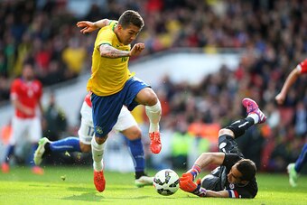 LONDON, ENGLAND - MARCH 29:  Firmino of Brazil rounds goalkeeper Claudio Bravo of Chile to score the opening goal during the international friendly match between Brazil and Chile at the Emirates Stadium on March 29, 2015 in London, England.  (Photo by Pau