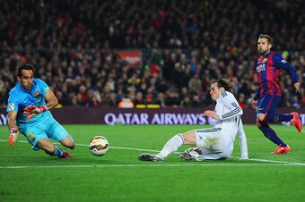 BARCELONA, SPAIN - MARCH 22:  Claudio Bravo of Barcelona makes as save from Gareth Bale of Real Madrid CF during the La Liga match between FC Barcelona and Real Madrid CF at Camp Nou on March 22, 2015 in Barcelona, Spain.  (Photo by Alex Caparros/Getty Im