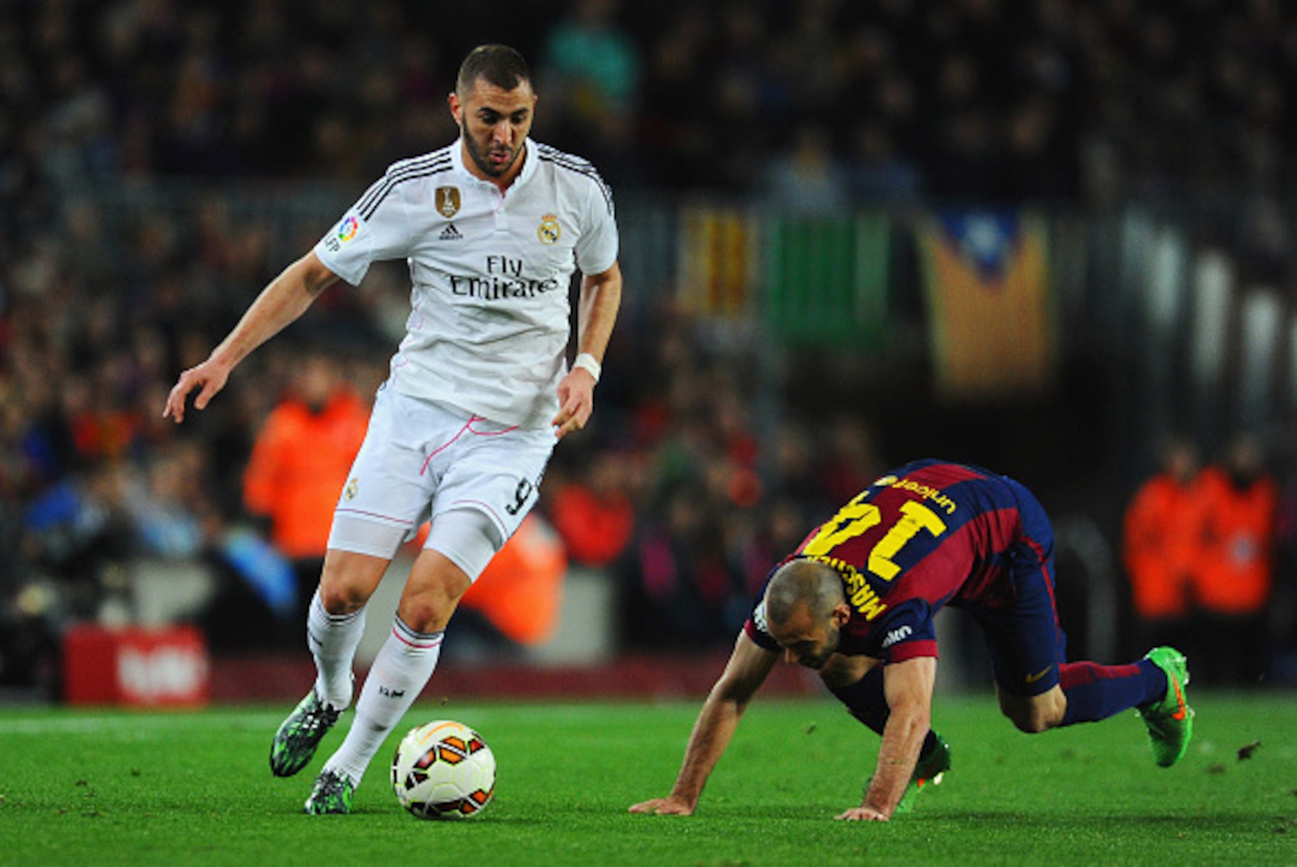 BARCELONA, SPAIN - MARCH 22:  Karim Benzema of Real Madrid CF evades Javier Mascherano of Barcelona during the La Liga match between FC Barcelona and Real Madrid CF at Camp Nou on March 22, 2015 in Barcelona, Spain.  (Photo by David Ramos/Getty Images)