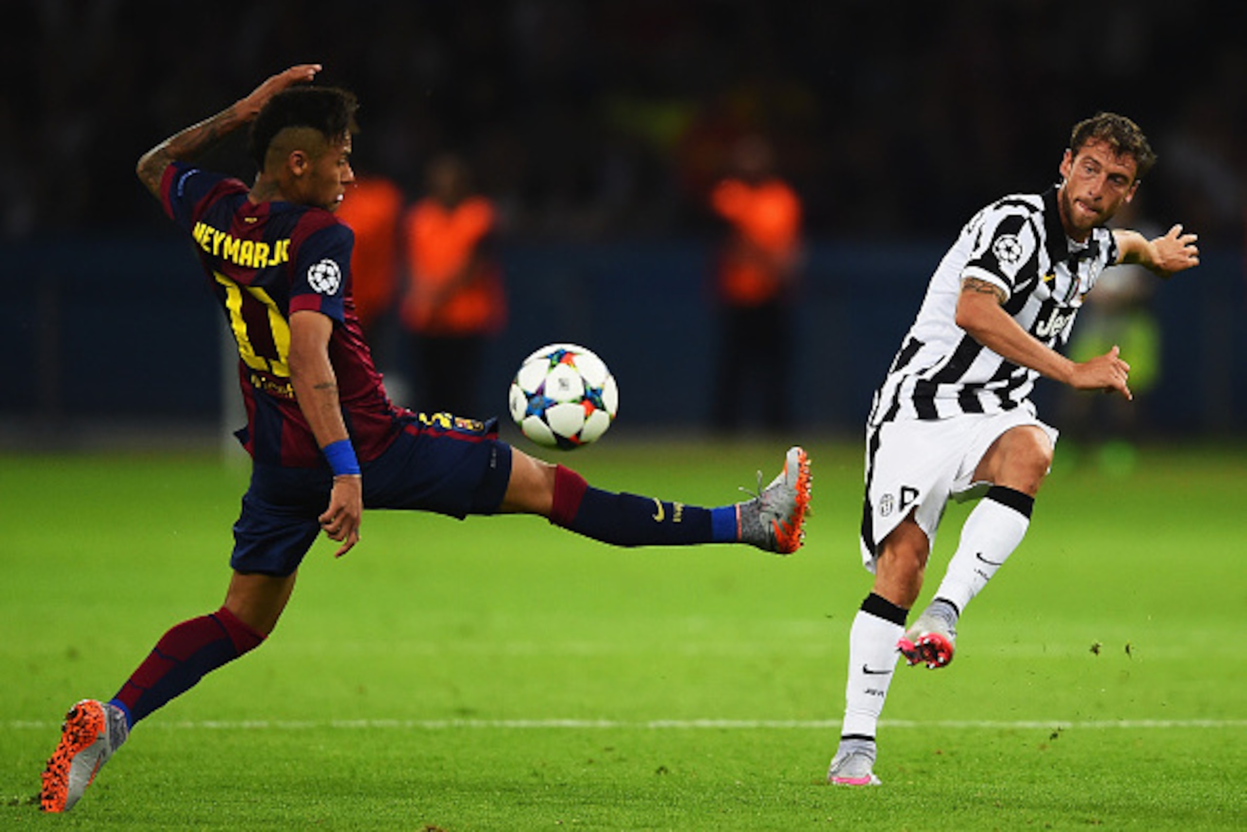 BERLIN, GERMANY - JUNE 06: Claudio Marchisio of Juventus is closed down by Neymar of Barcelona during the UEFA Champions League Final between Juventus and FC Barcelona at Olympiastadion on June 6, 2015 in Berlin, Germany. (Photo by Laurence Griffiths/Ge BERLIN, GERMANY - JUNE 06: Claudio Marchisio of Juventus is closed down by Neymar of Barcelona during the UEFA Champions League Final between Juventus and FC Barcelona at Olympiastadion on June 6, 2015 in Berlin, Germany. (Photo by Laurence Griffiths/Ge