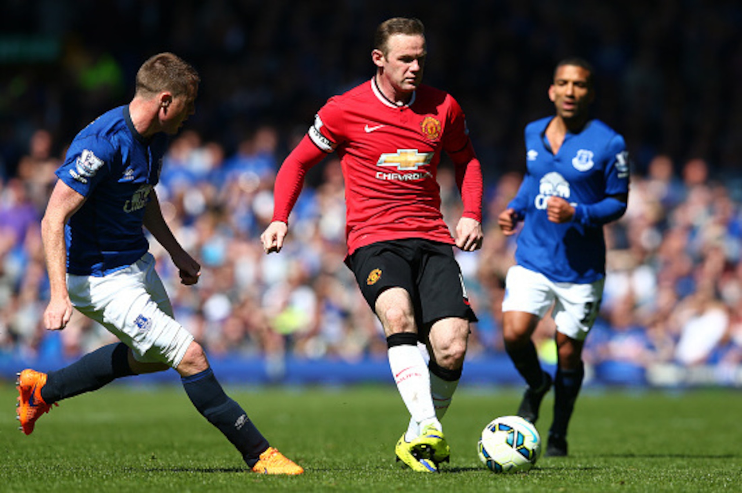 LIVERPOOL, ENGLAND - APRIL 26: Wayne Rooney of Manchester United in action during the Barclays Premier League match between Everton and Manchester United at Goodison Park on April 26, 2015 in Liverpool, England.  (Photo by Clive Brunskill/Getty Images)